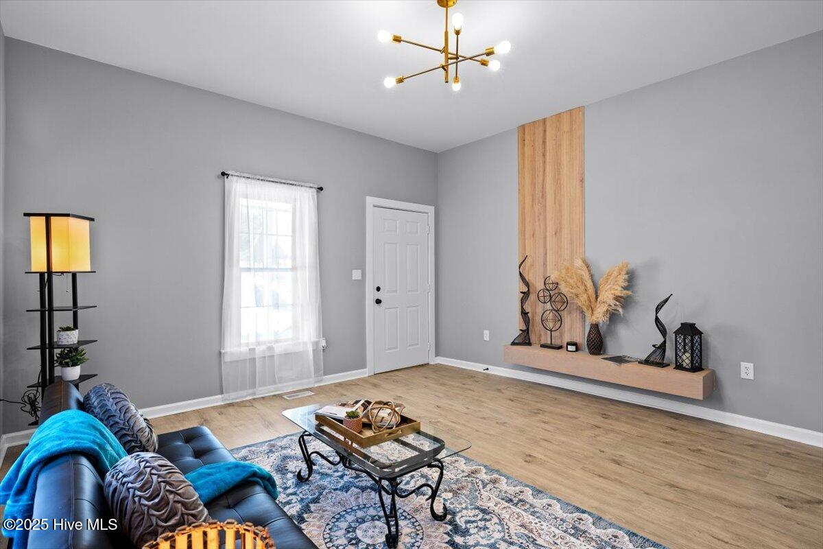 515 E Holly Street Property Photo 6