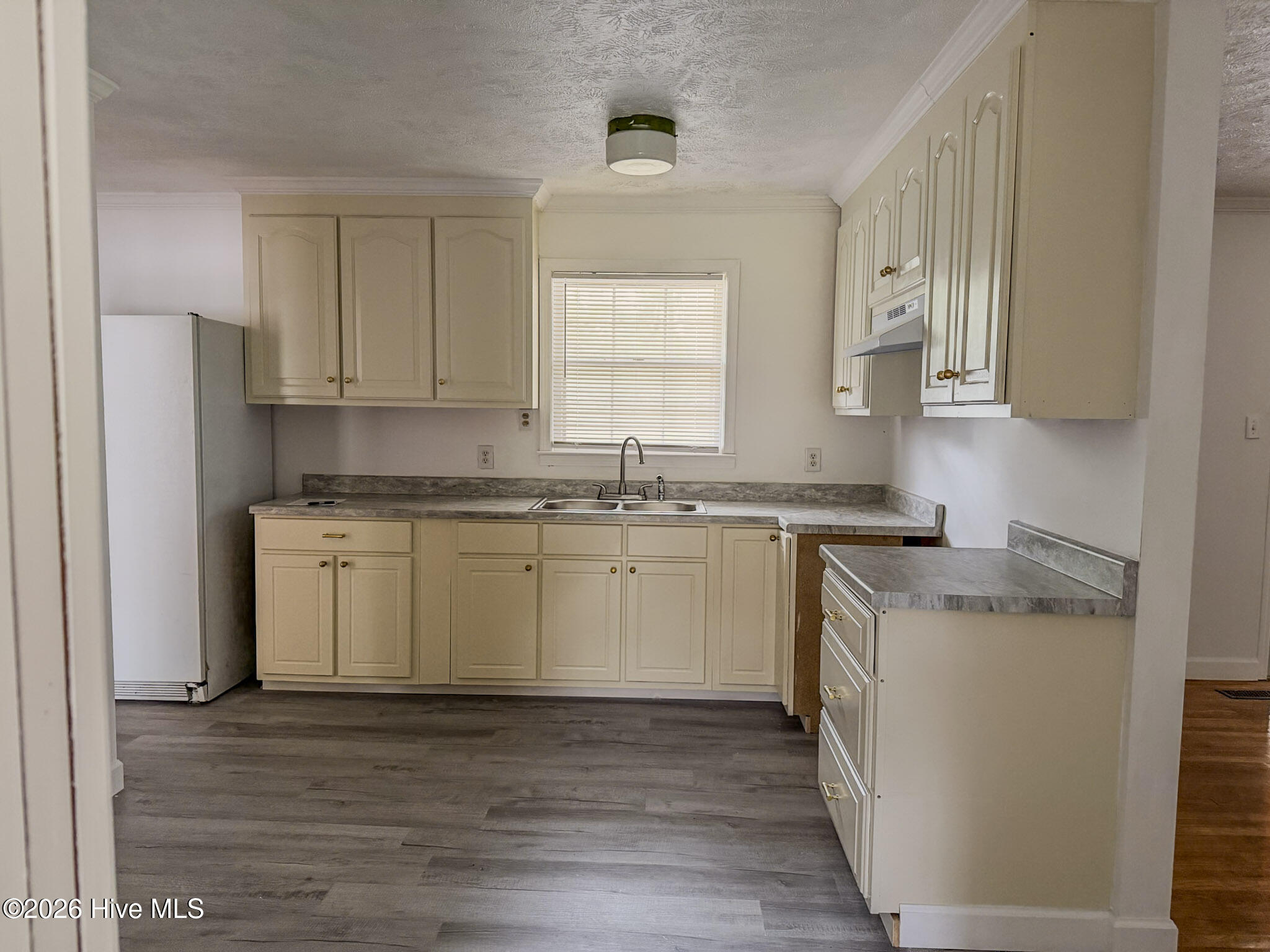 598 Forest Road Property Photo 3