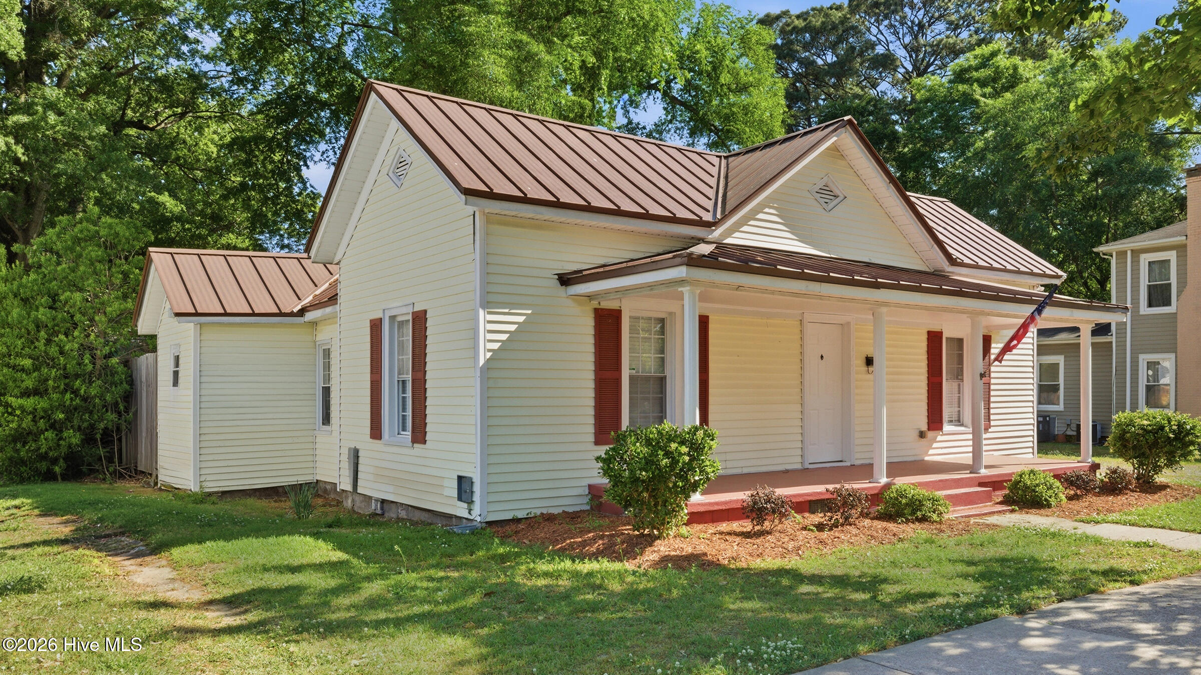 465 Third Street Property Photo 3