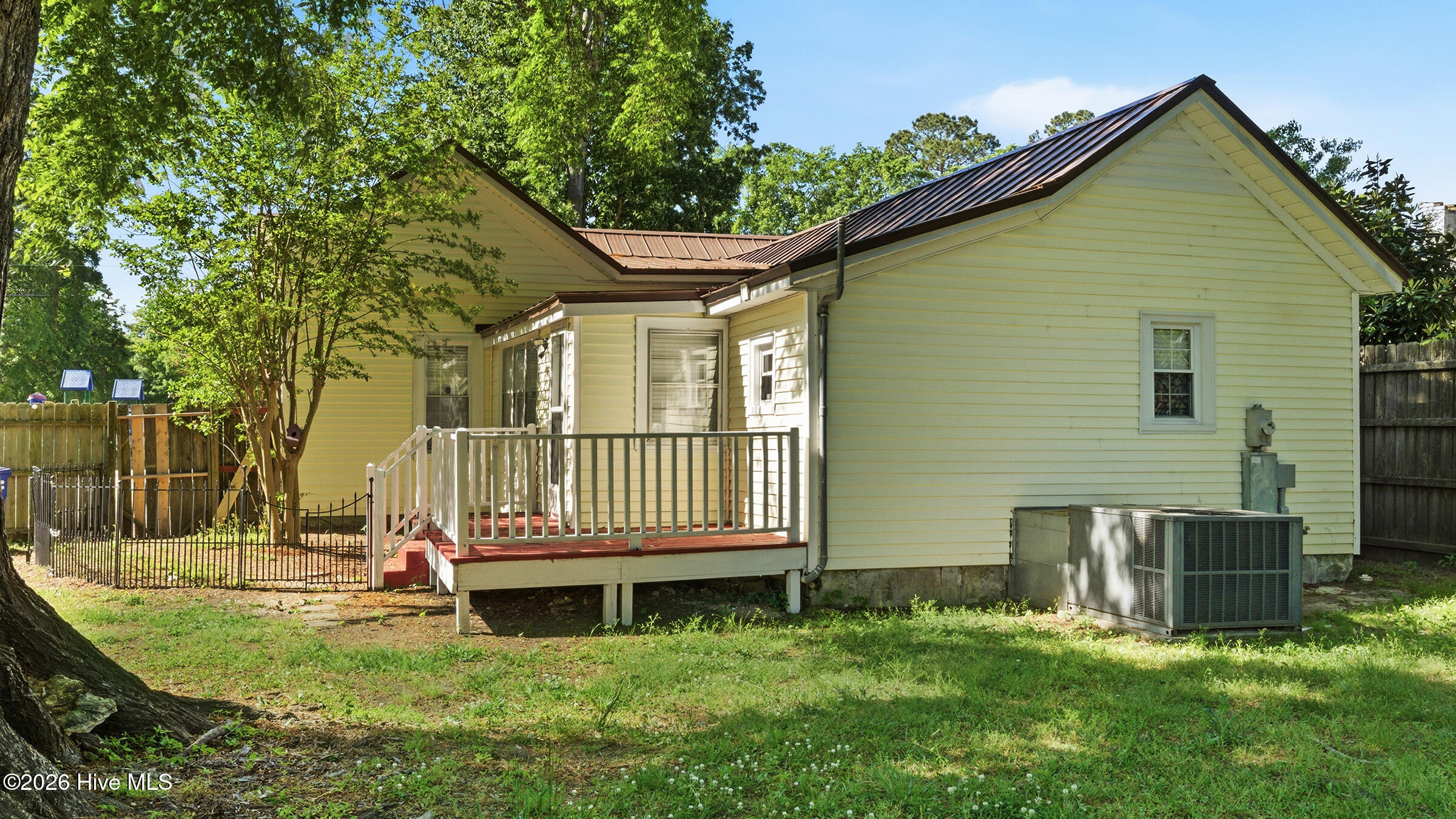 465 Third Street Property Photo 4