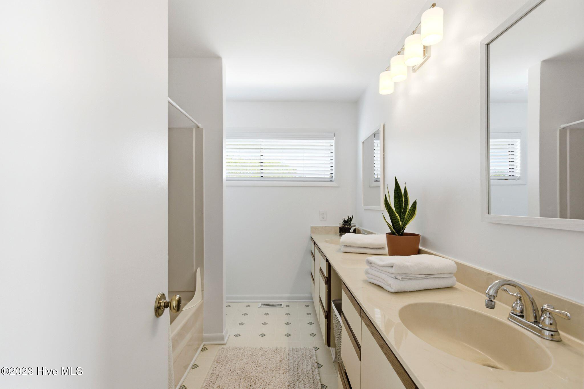 105 Teakwood Drive Apt 702 Property Photo 23