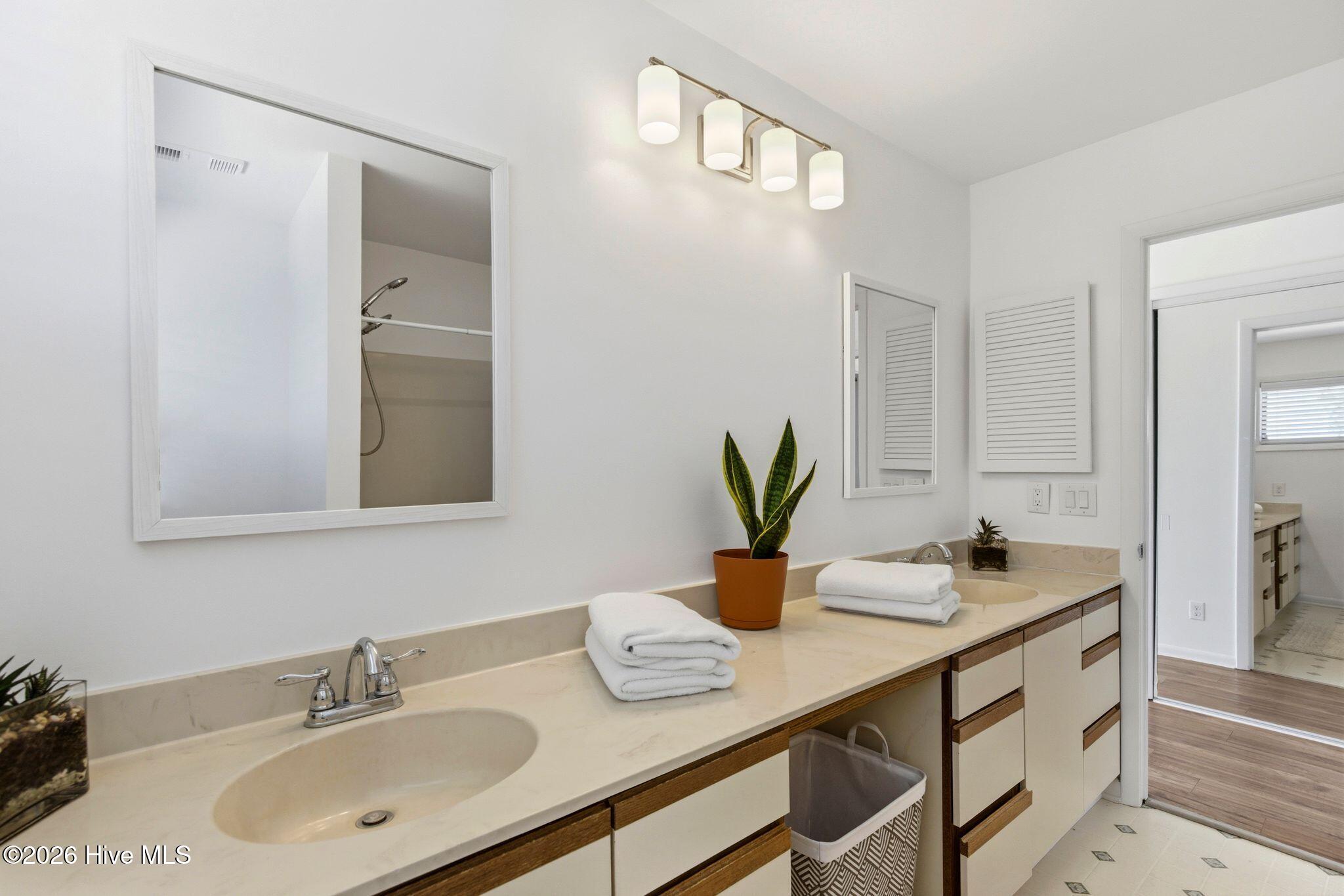 105 Teakwood Drive Apt 702 Property Photo 25