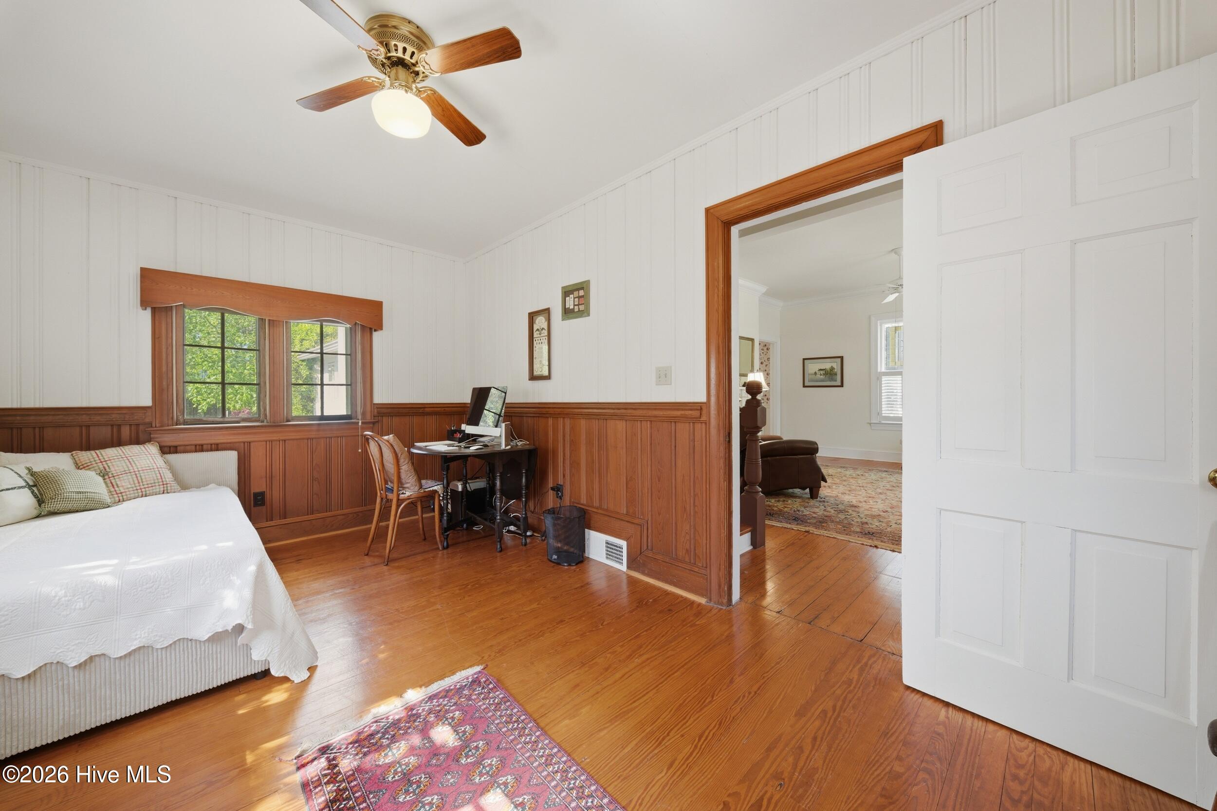 215 W Queen Street Property Photo 6