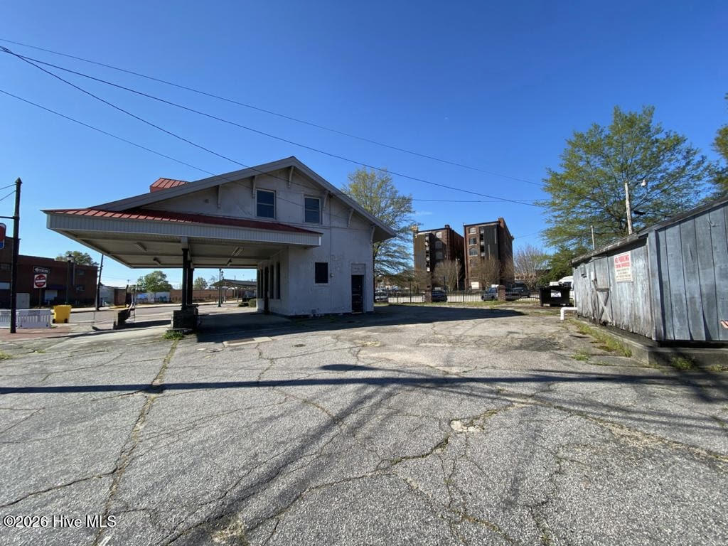 312 Green Street E Property Photo 2