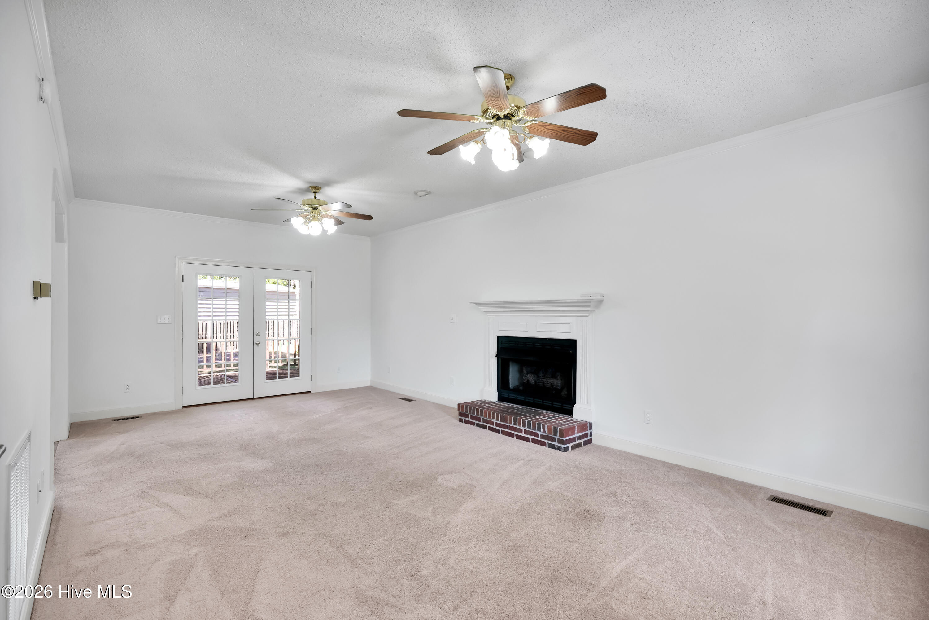 4927 Woodcrest Drive Property Photo 6
