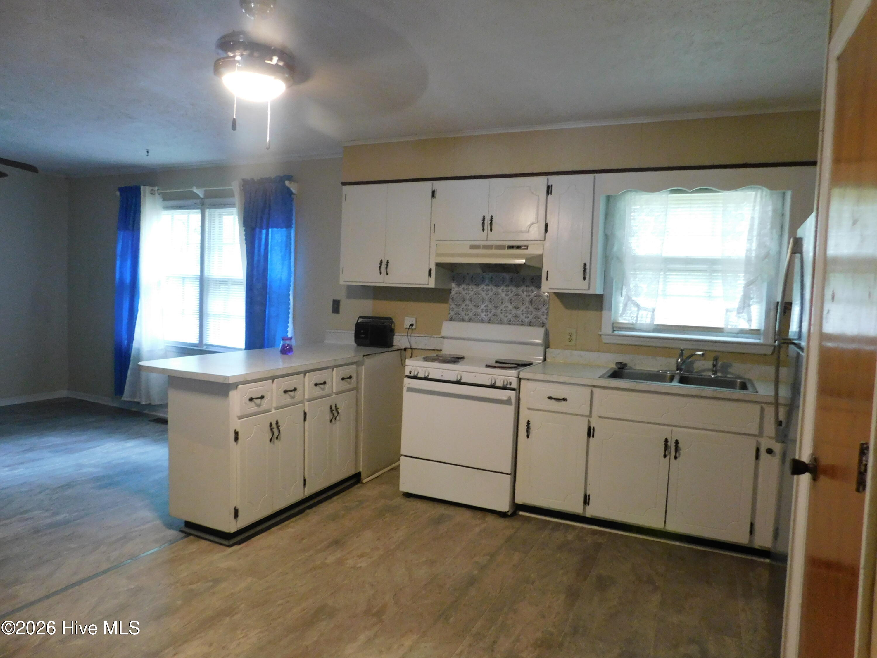 1003 Raleigh Street Property Photo 8