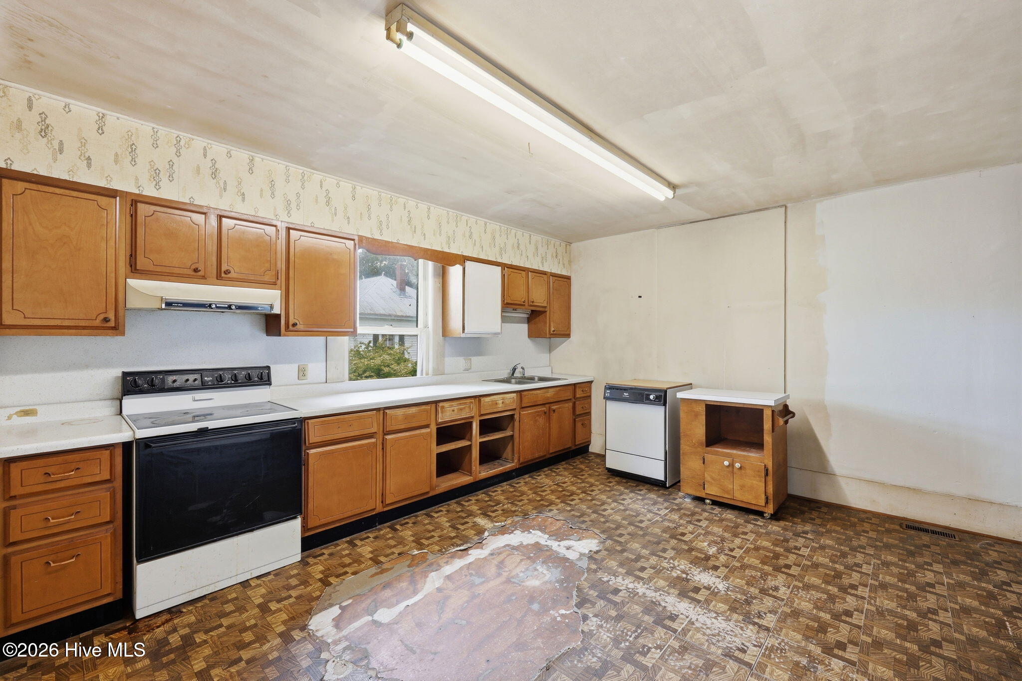 211 Pollock Street Property Photo 6