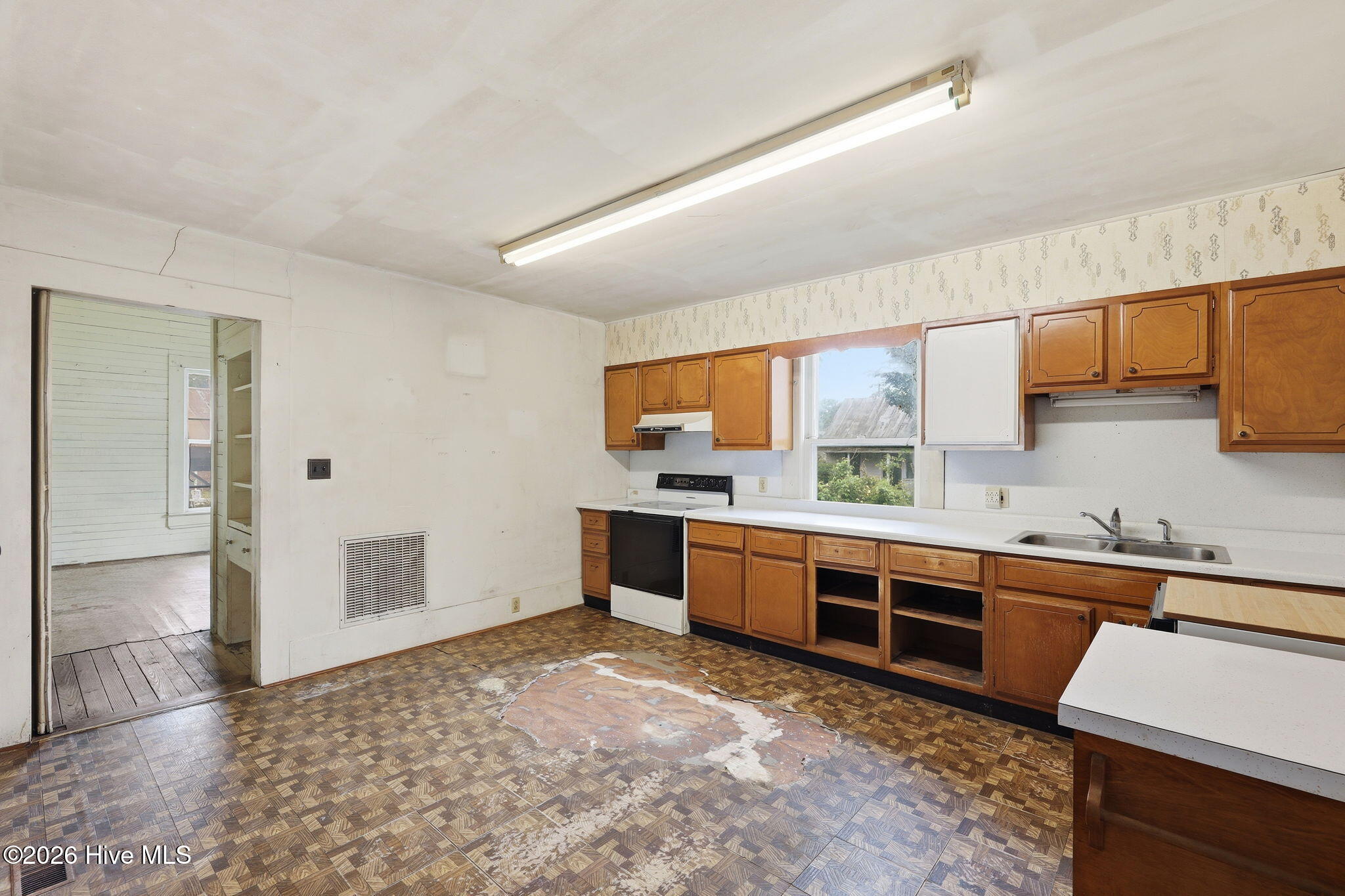 211 Pollock Street Property Photo 7