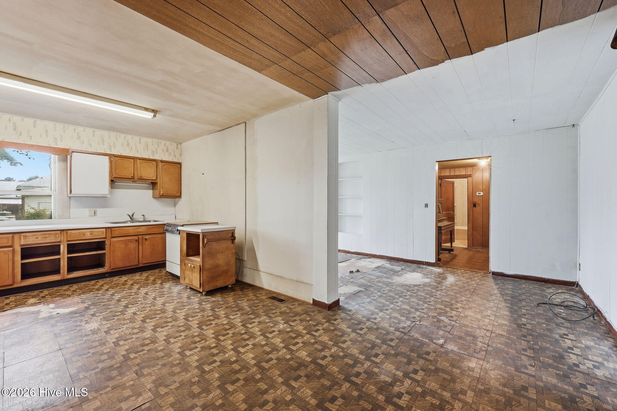 211 Pollock Street Property Photo 8