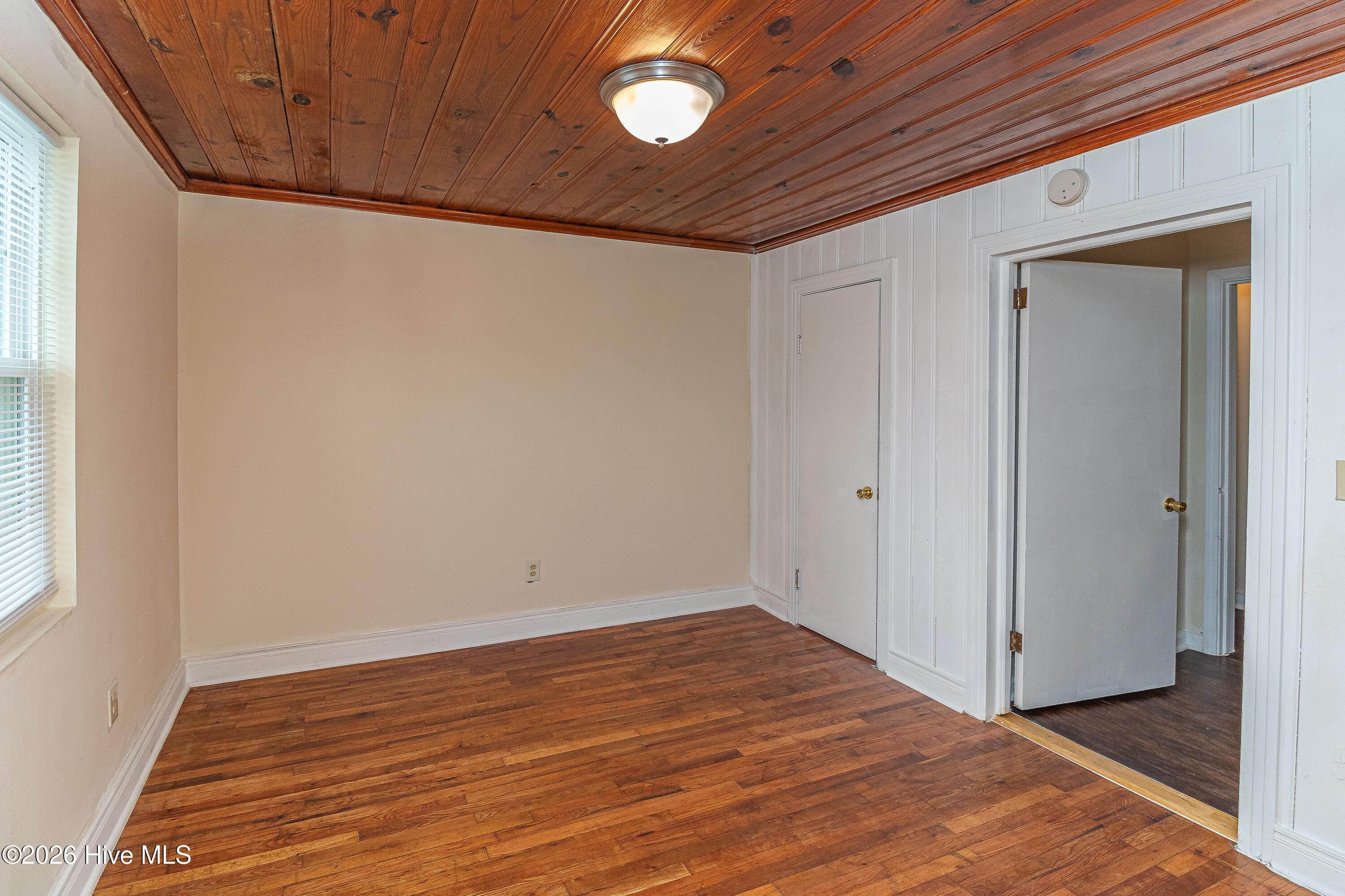 213 Oak Street Property Photo 3