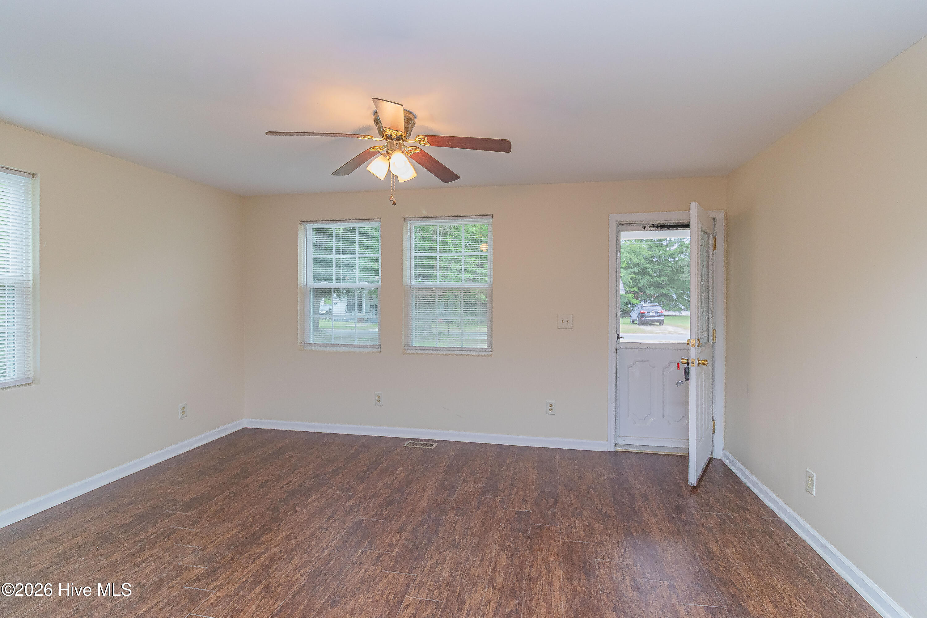 213 Oak Street Property Photo 6