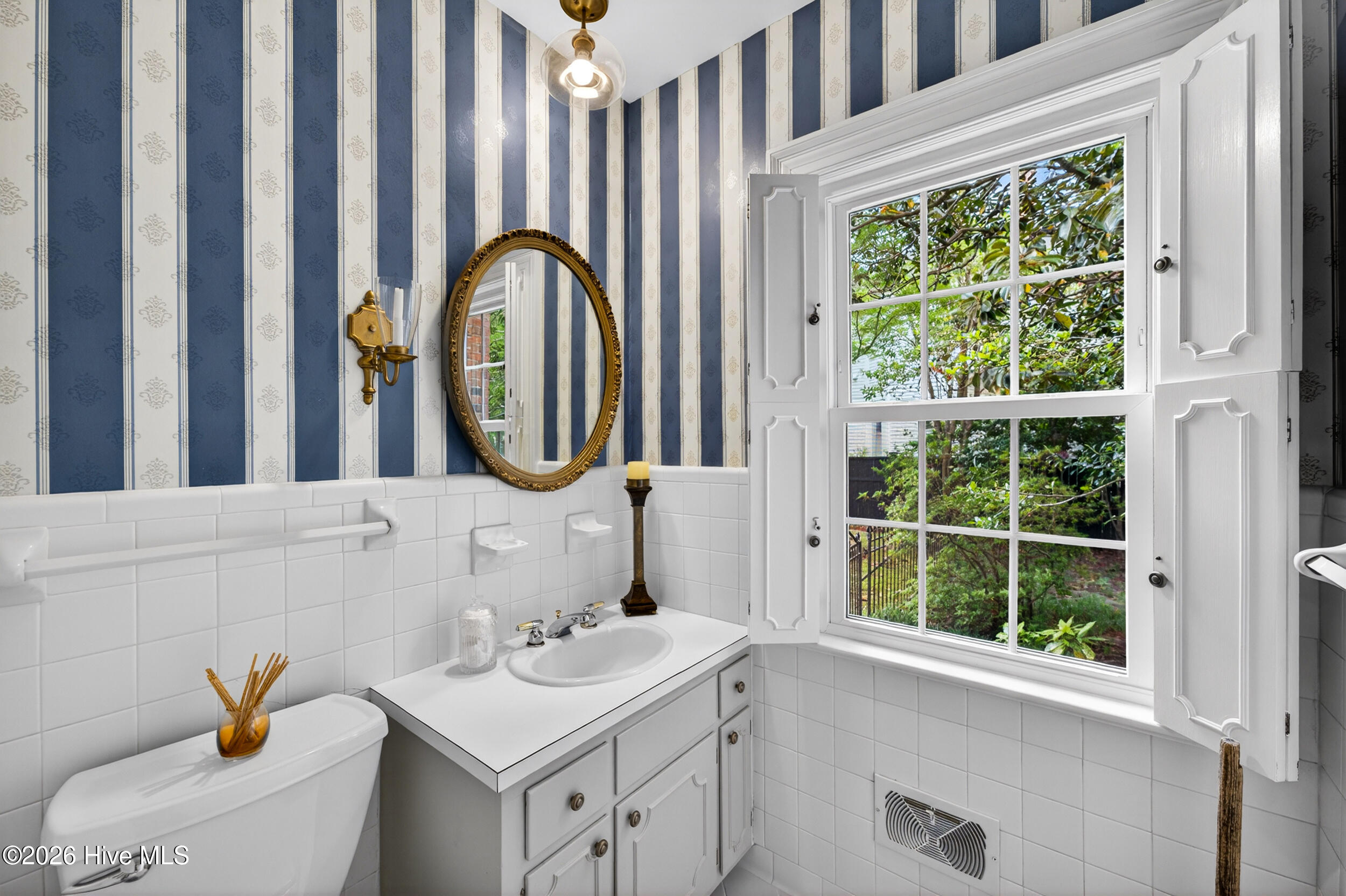 200 E Park Avenue Property Photo 12