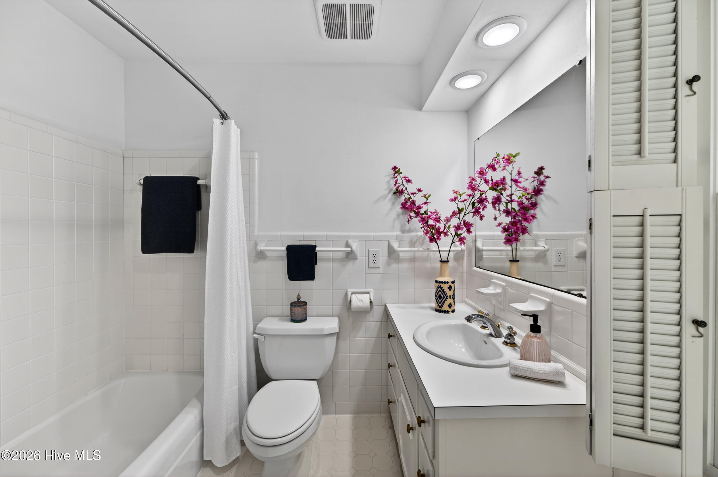 200 E Park Avenue Property Photo 28