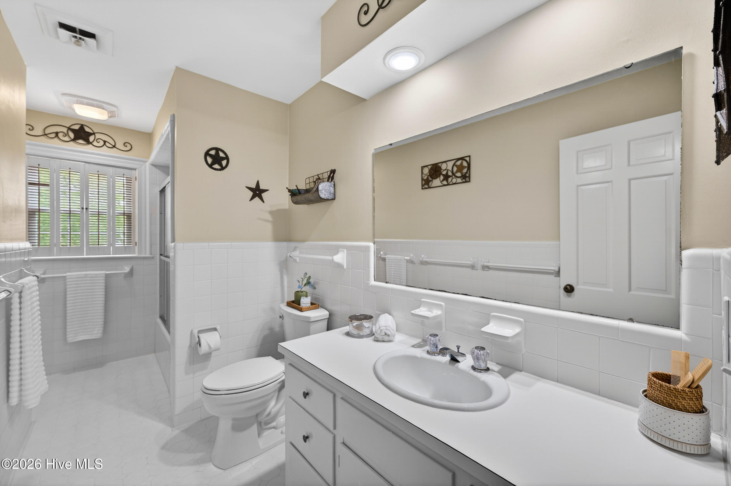 200 E Park Avenue Property Photo 35