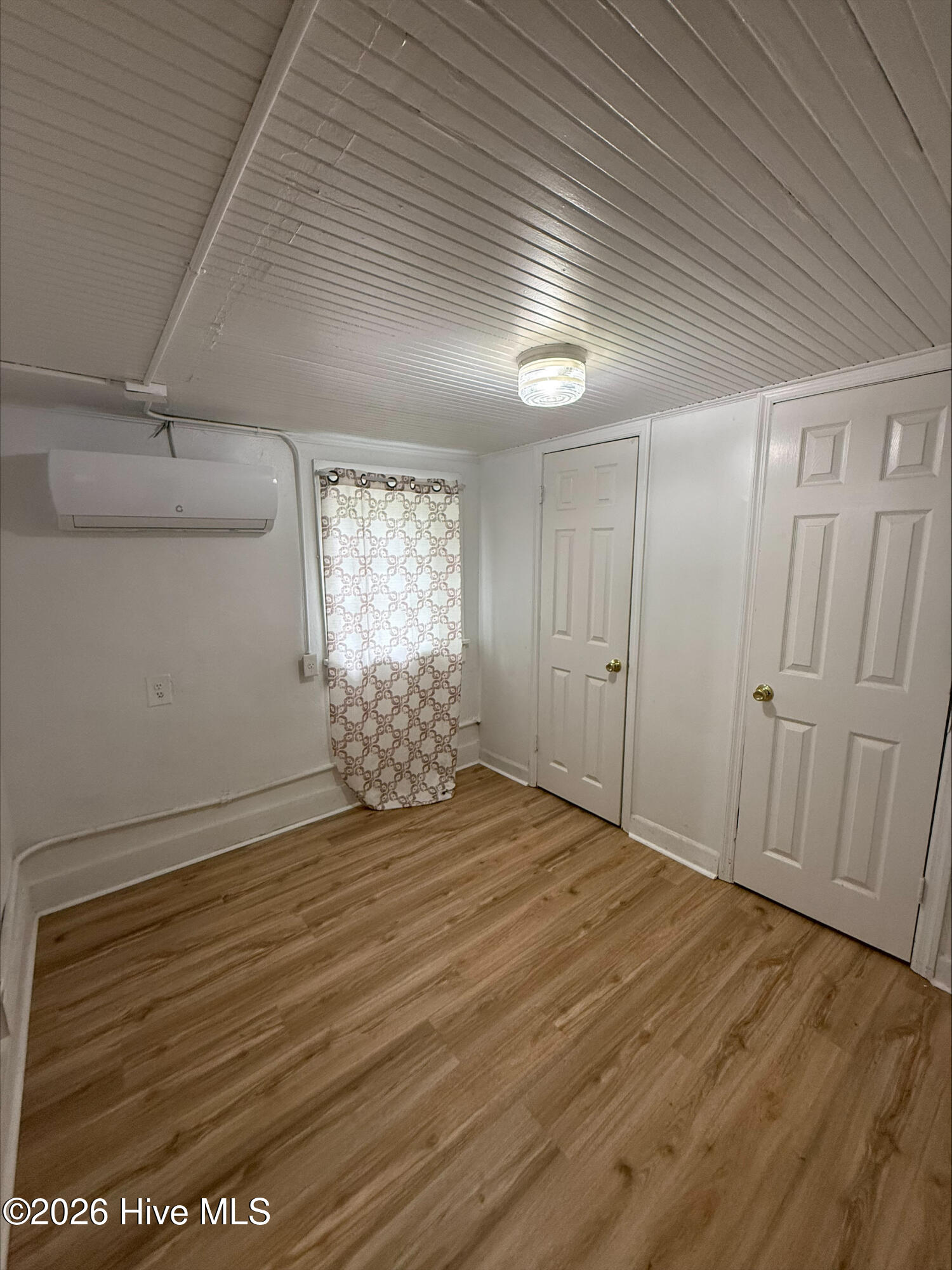 905 Nash Street E Property Photo 4