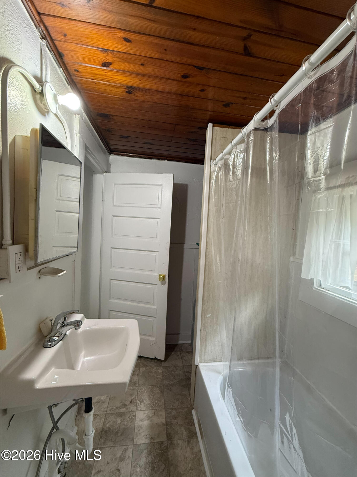 905 Nash Street E Property Photo 6
