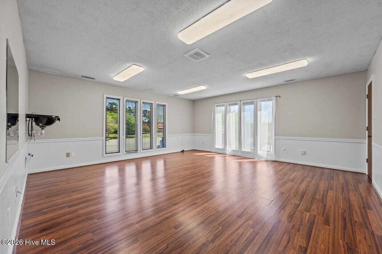 411 Western Boulevard Property Photo 5