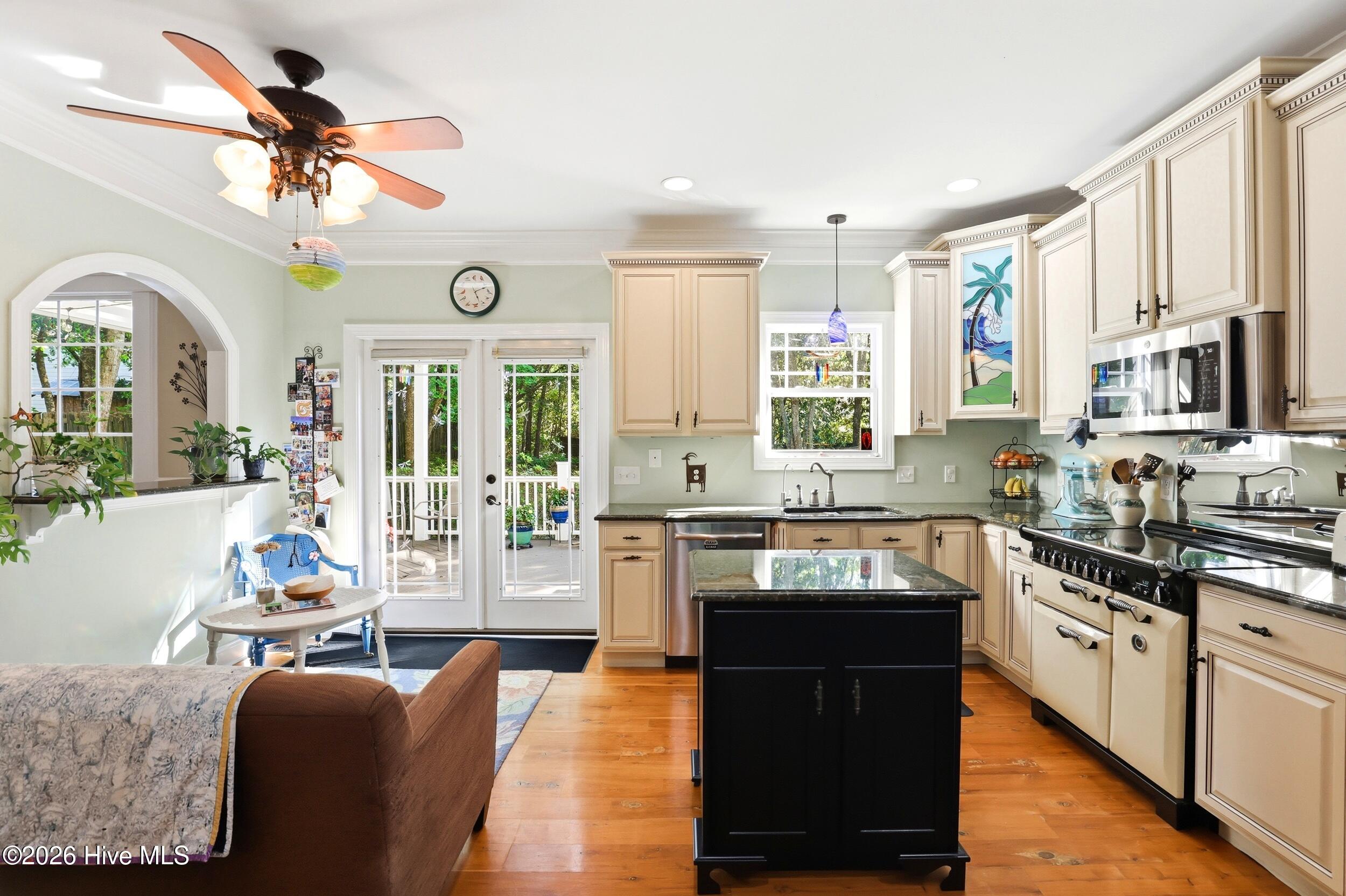 310 Bayshore Drive Property Photo 11