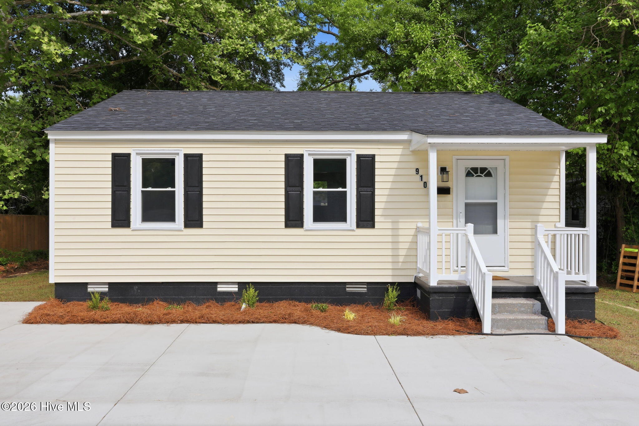 910 Simmons Street Property Photo 1