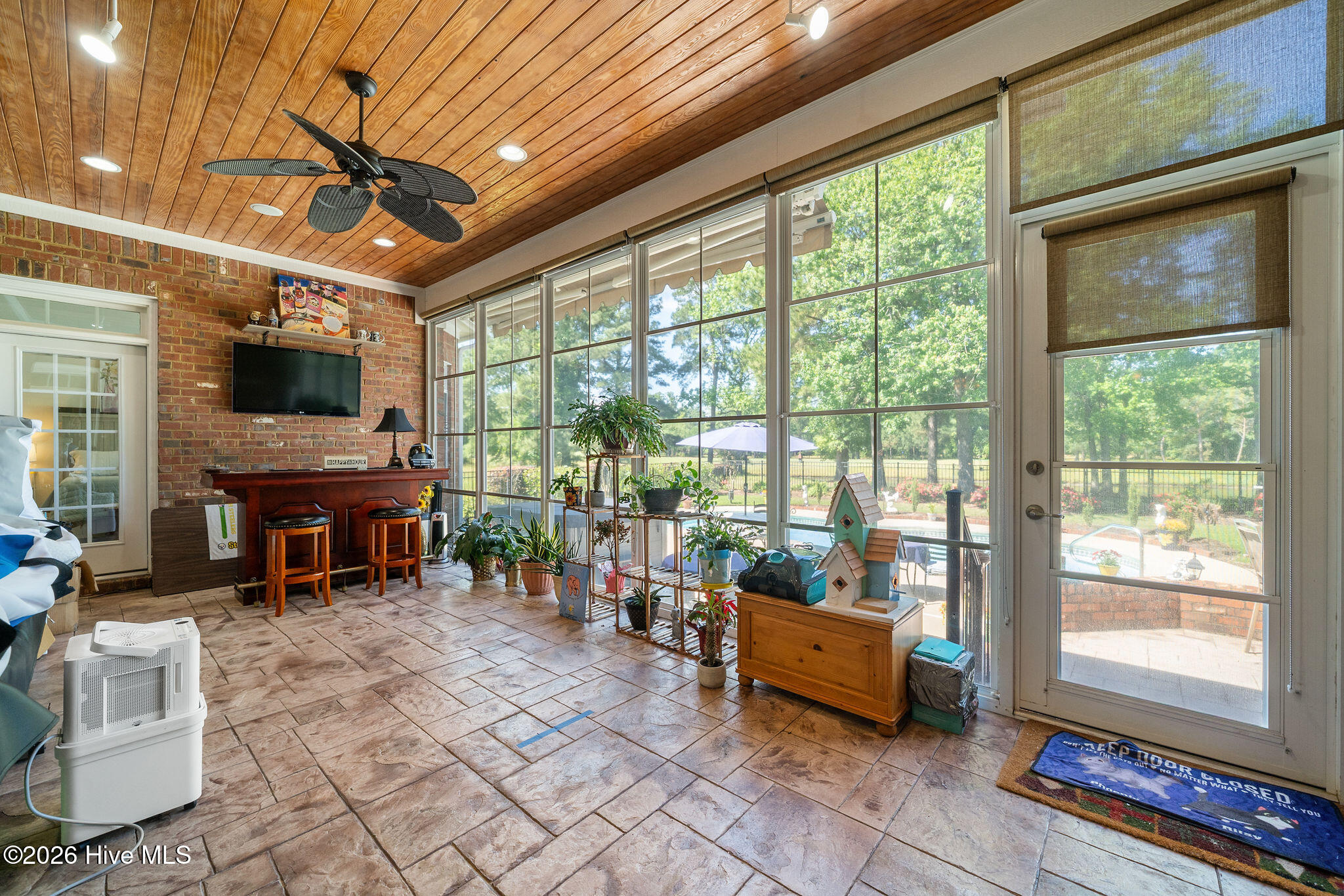 152 E Winding Way Property Photo 32