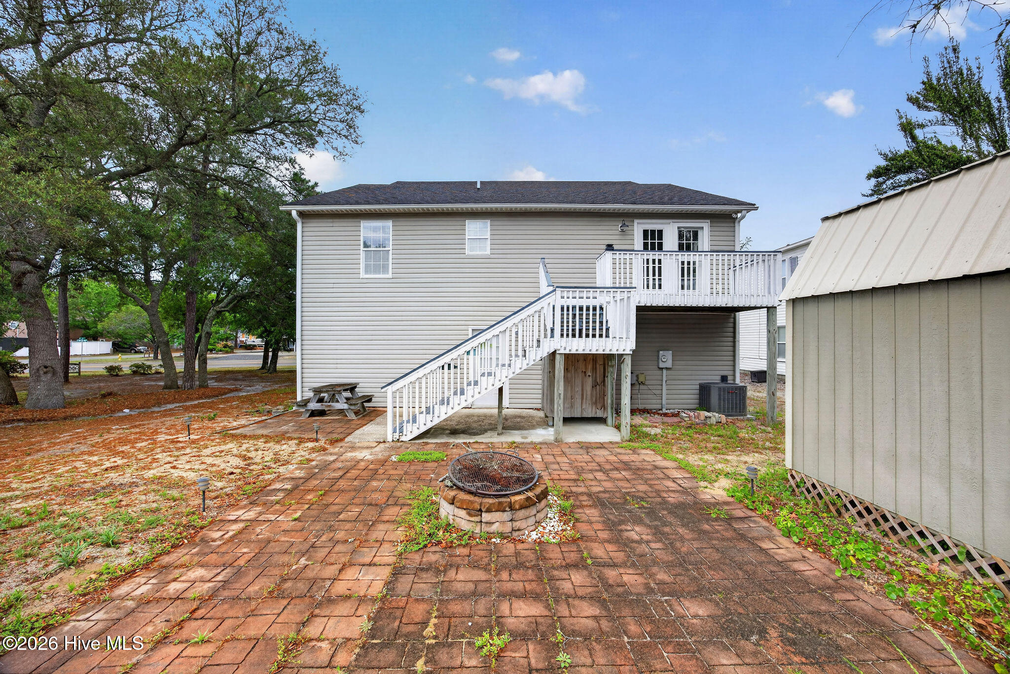 2305 E Oak Island Drive Property Photo 3