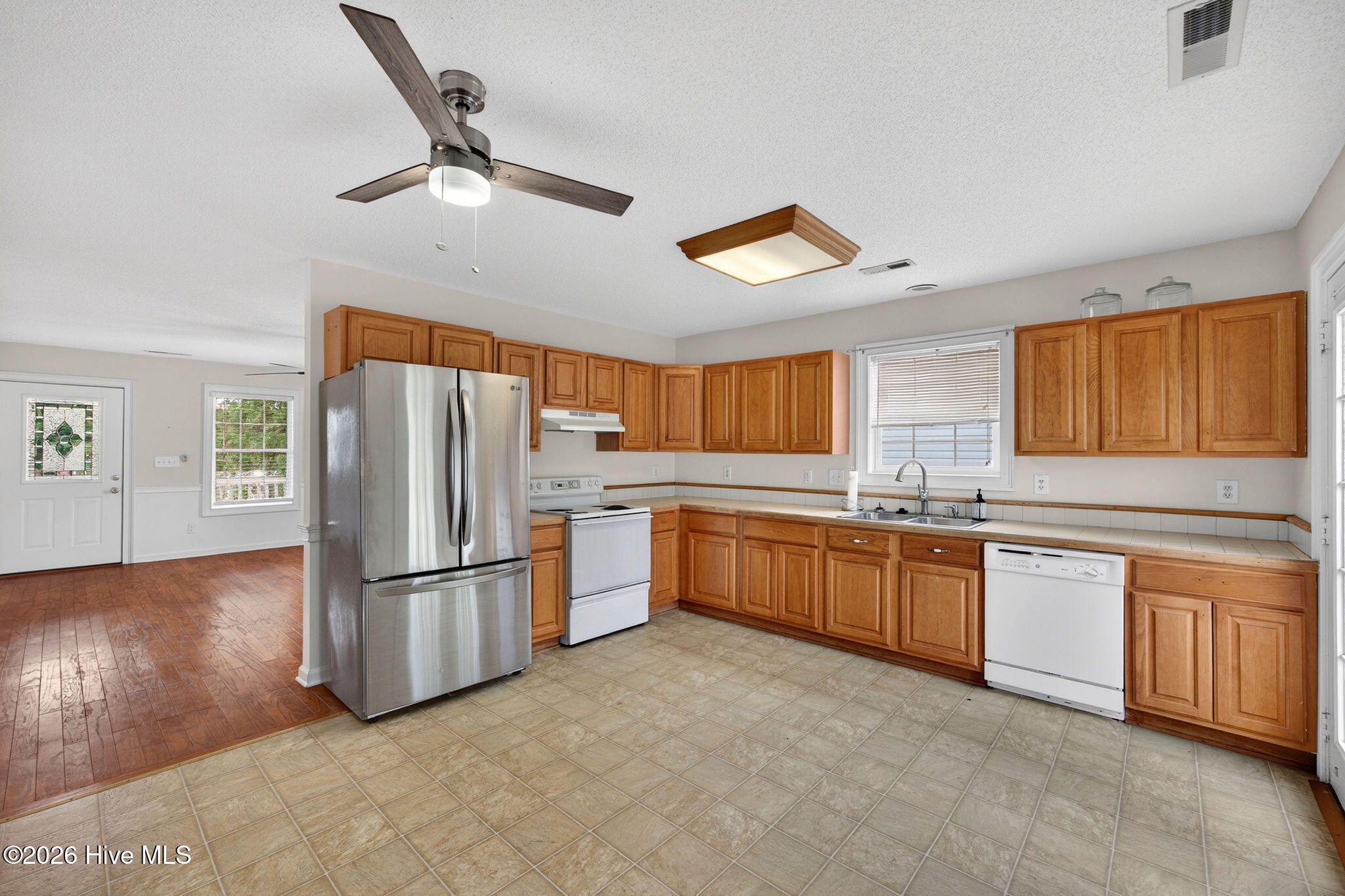 2305 E Oak Island Drive Property Photo 7