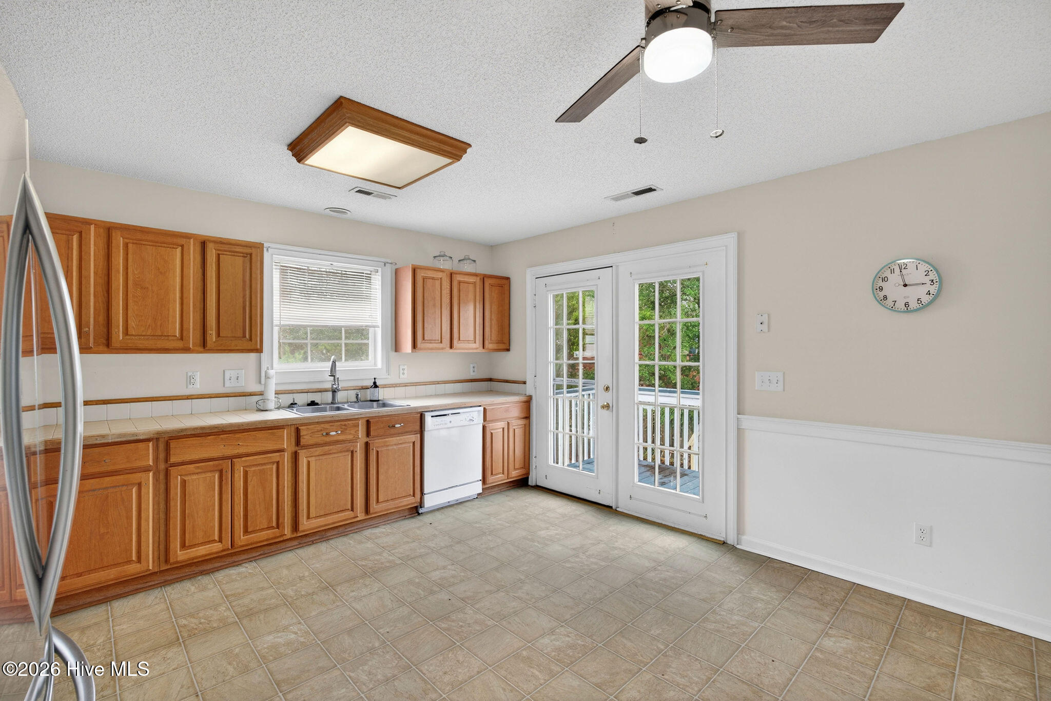 2305 E Oak Island Drive Property Photo 8