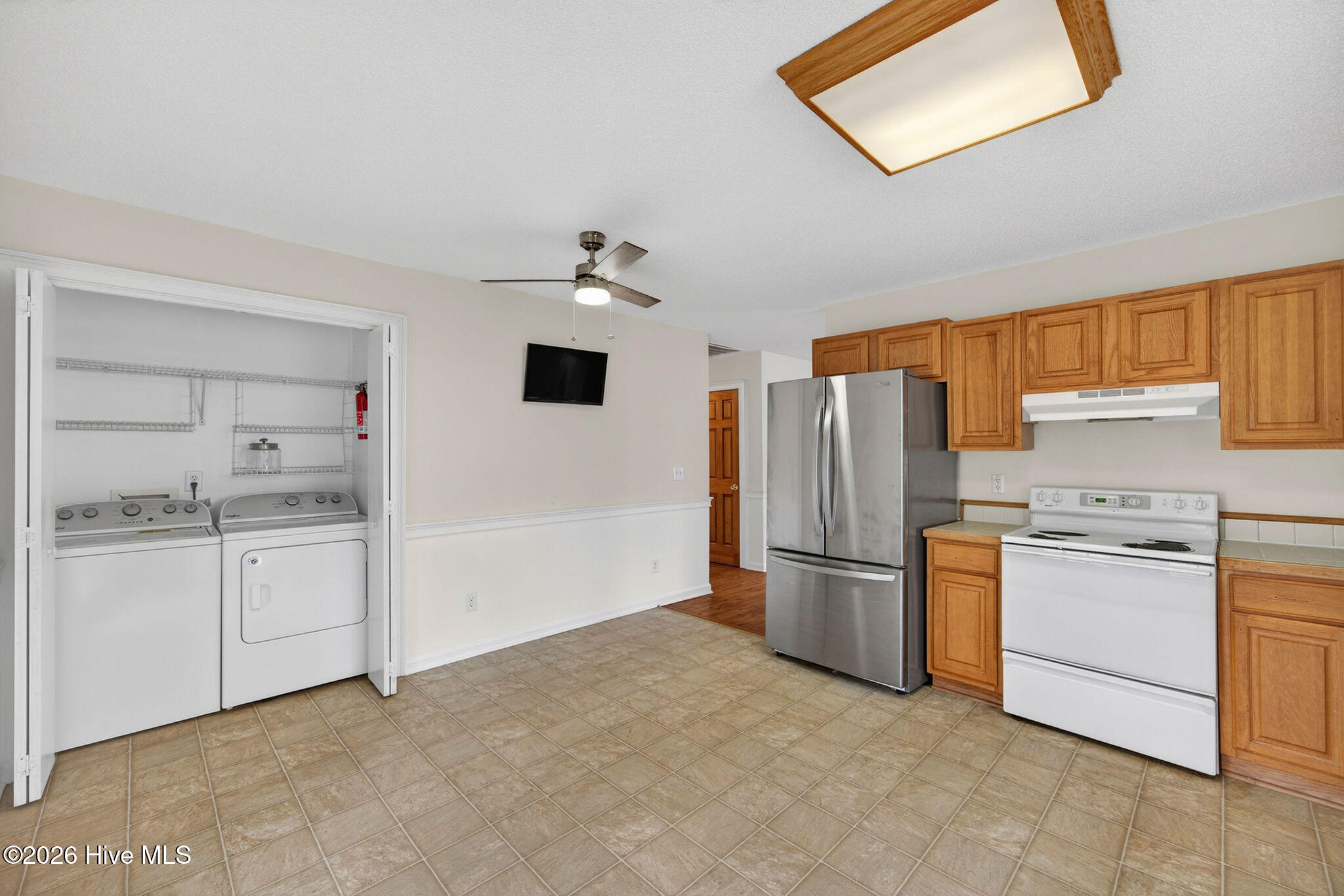 2305 E Oak Island Drive Property Photo 9