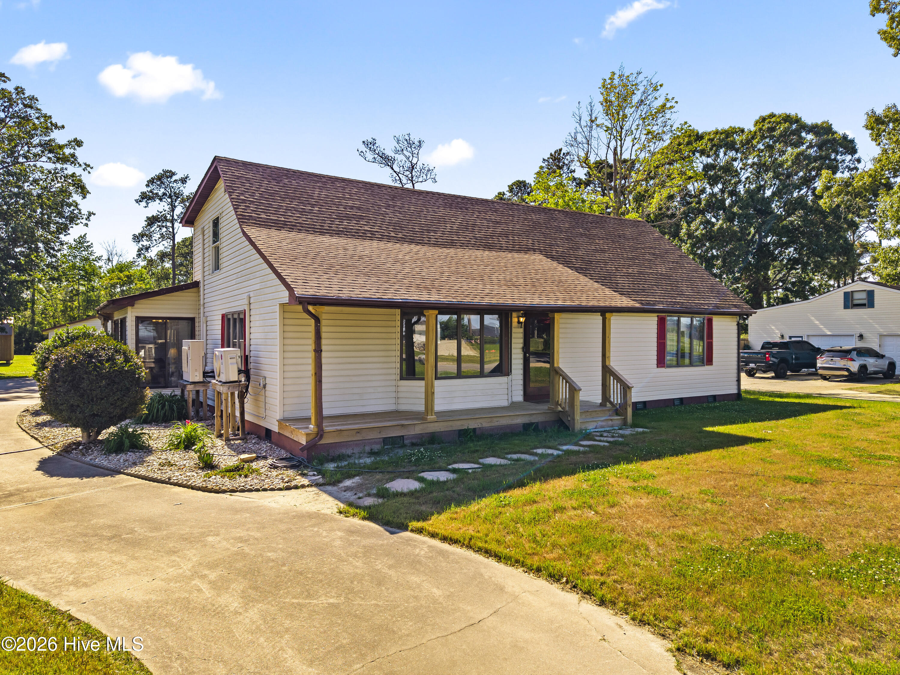 405 Driftwood Drive Property Photo 2