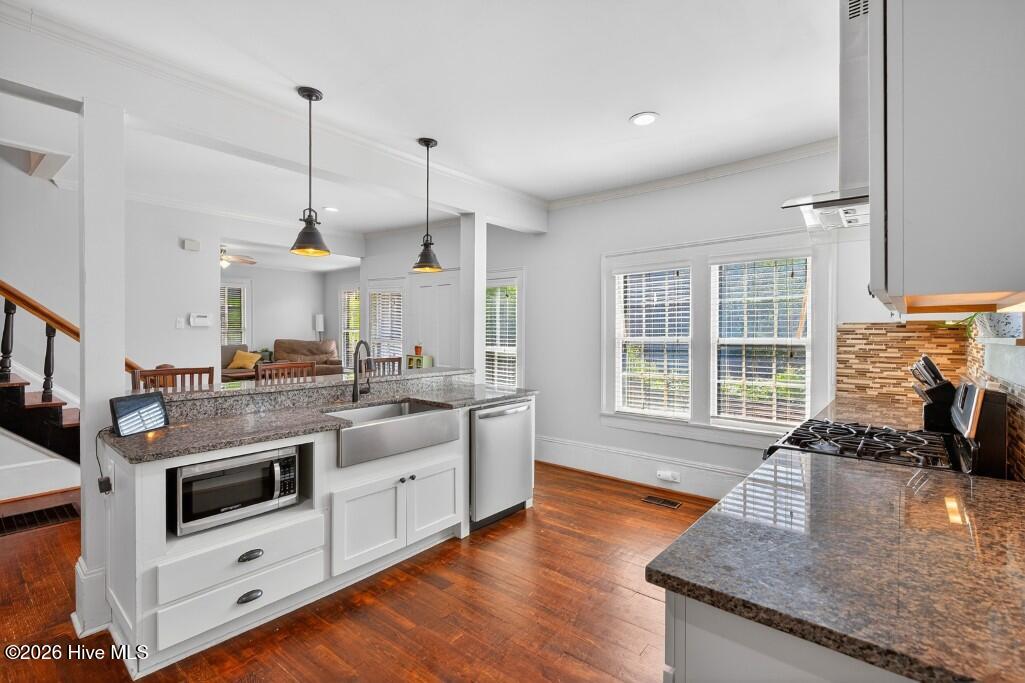 616 New Street Property Photo 8