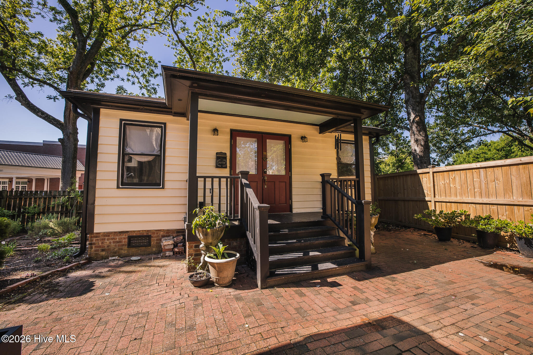 615 New Street Property Photo 6