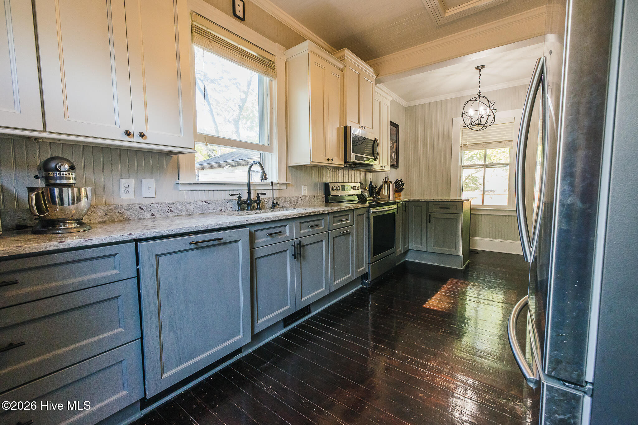 615 New Street Property Photo 8