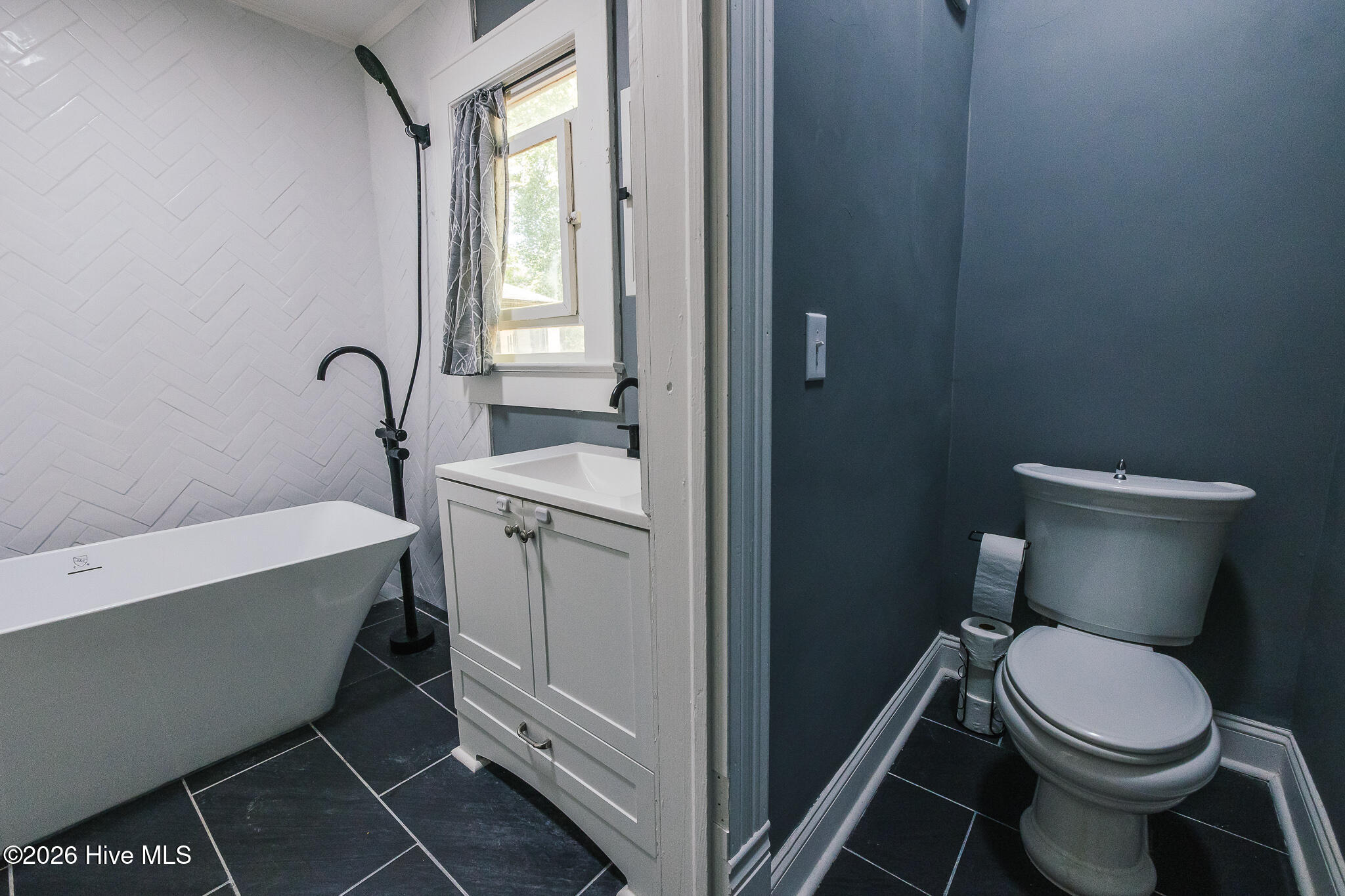 615 New Street Property Photo 28