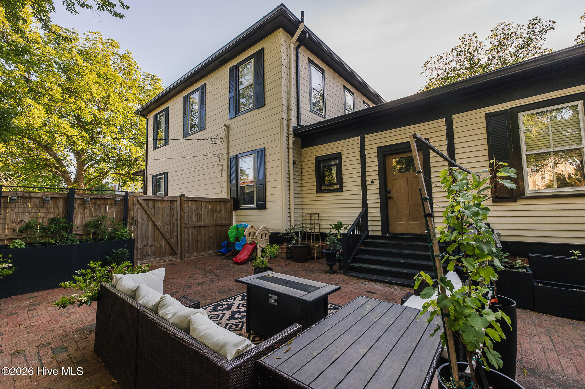 615 New Street Property Photo 43