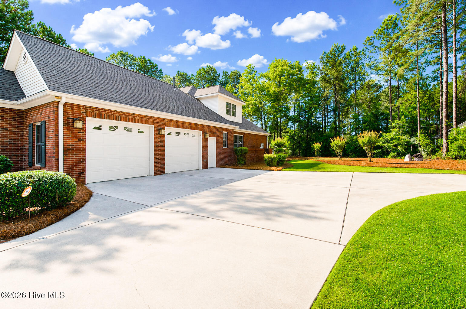 552 Bentley Court Property Photo 4