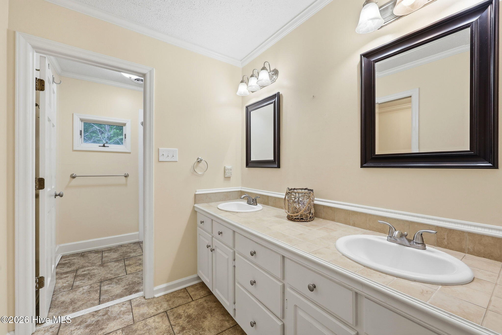424 Camelia Drive Property Photo 4