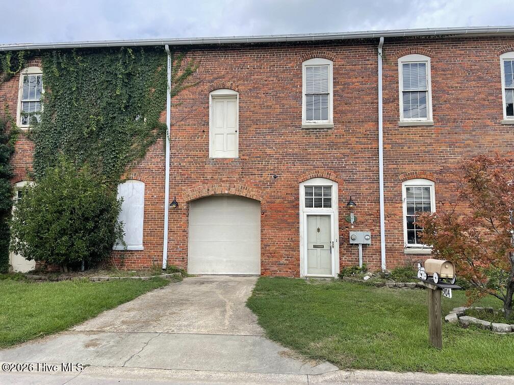 904 W 3rd Street Property Photo 1