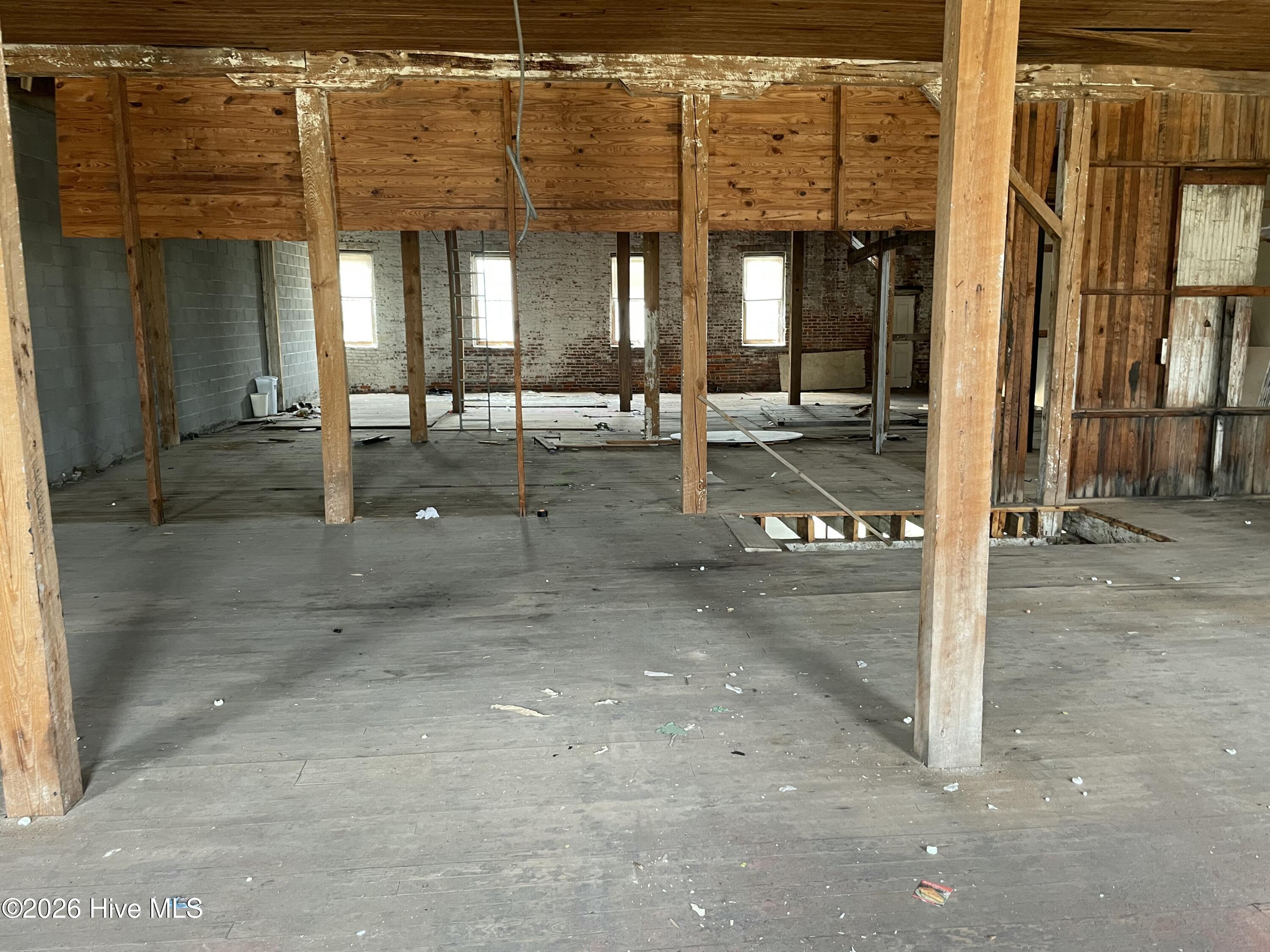 904 W 3rd Street Property Photo 15