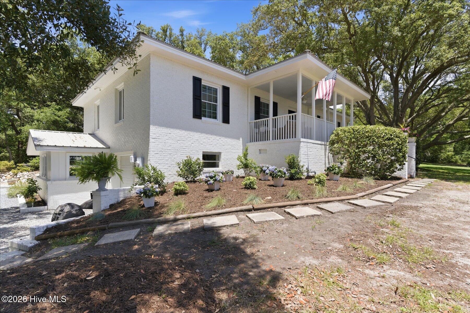 305 River Drive Property Photo 3