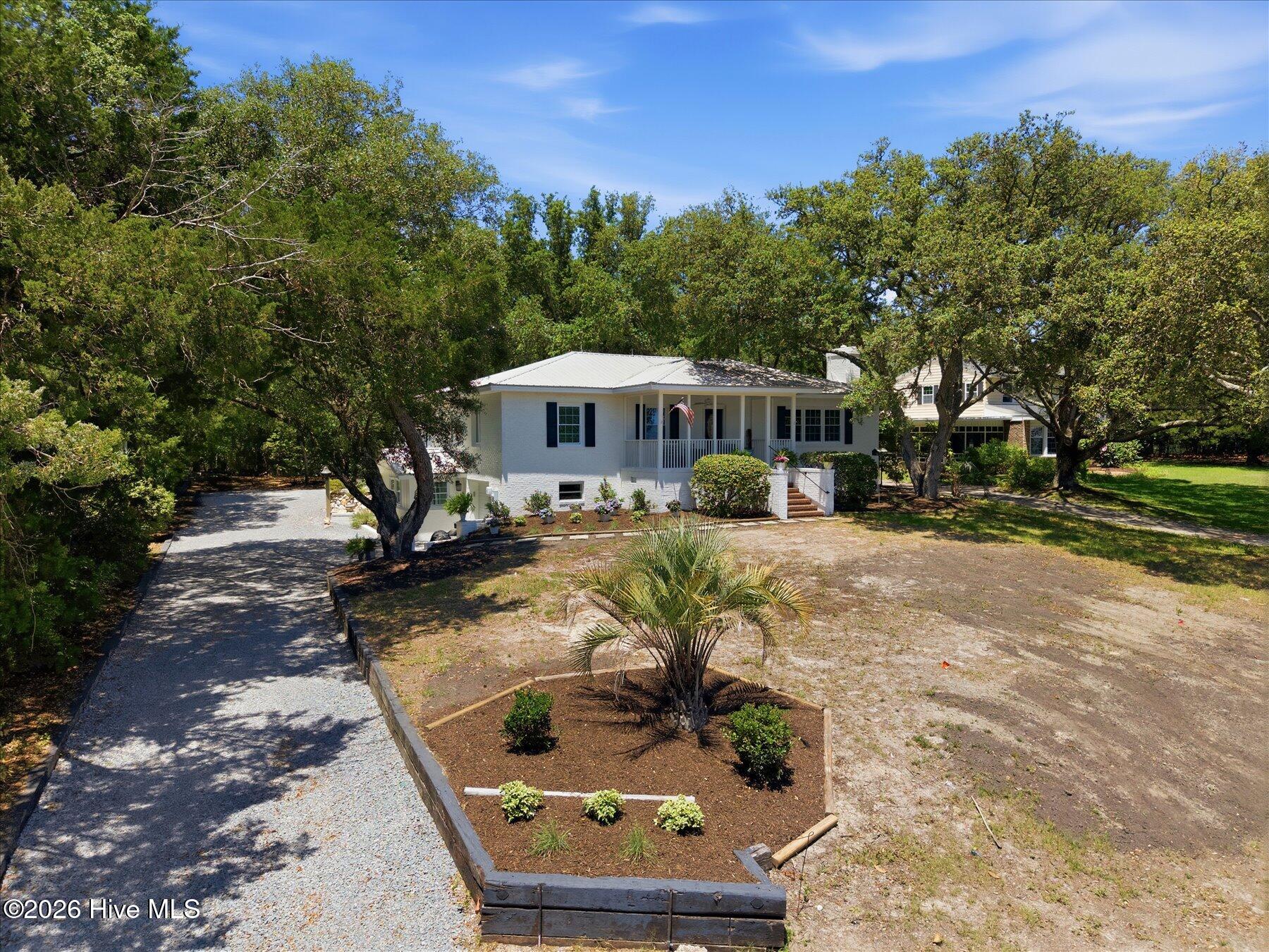 305 River Drive Property Photo 5