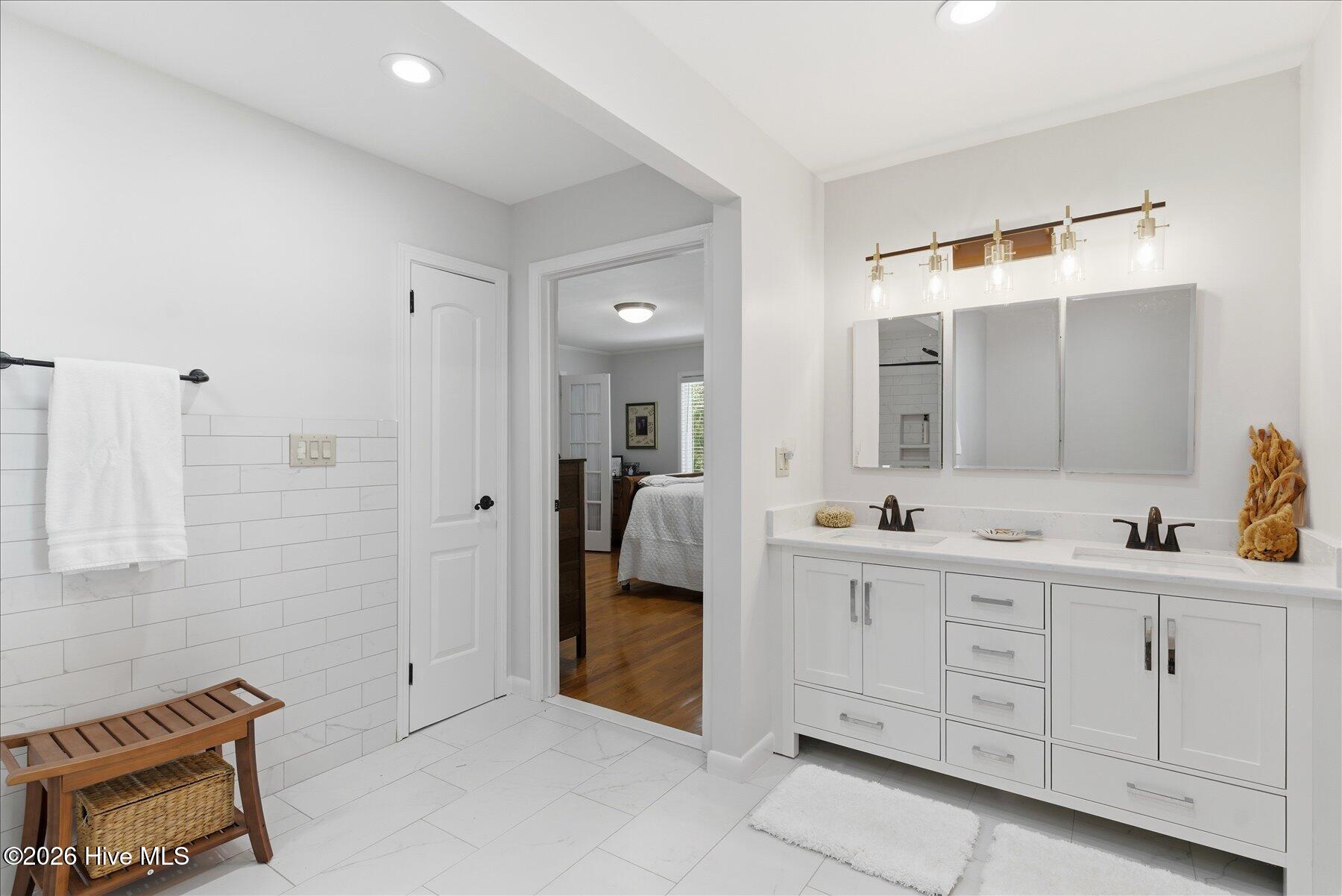 305 River Drive Property Photo 16
