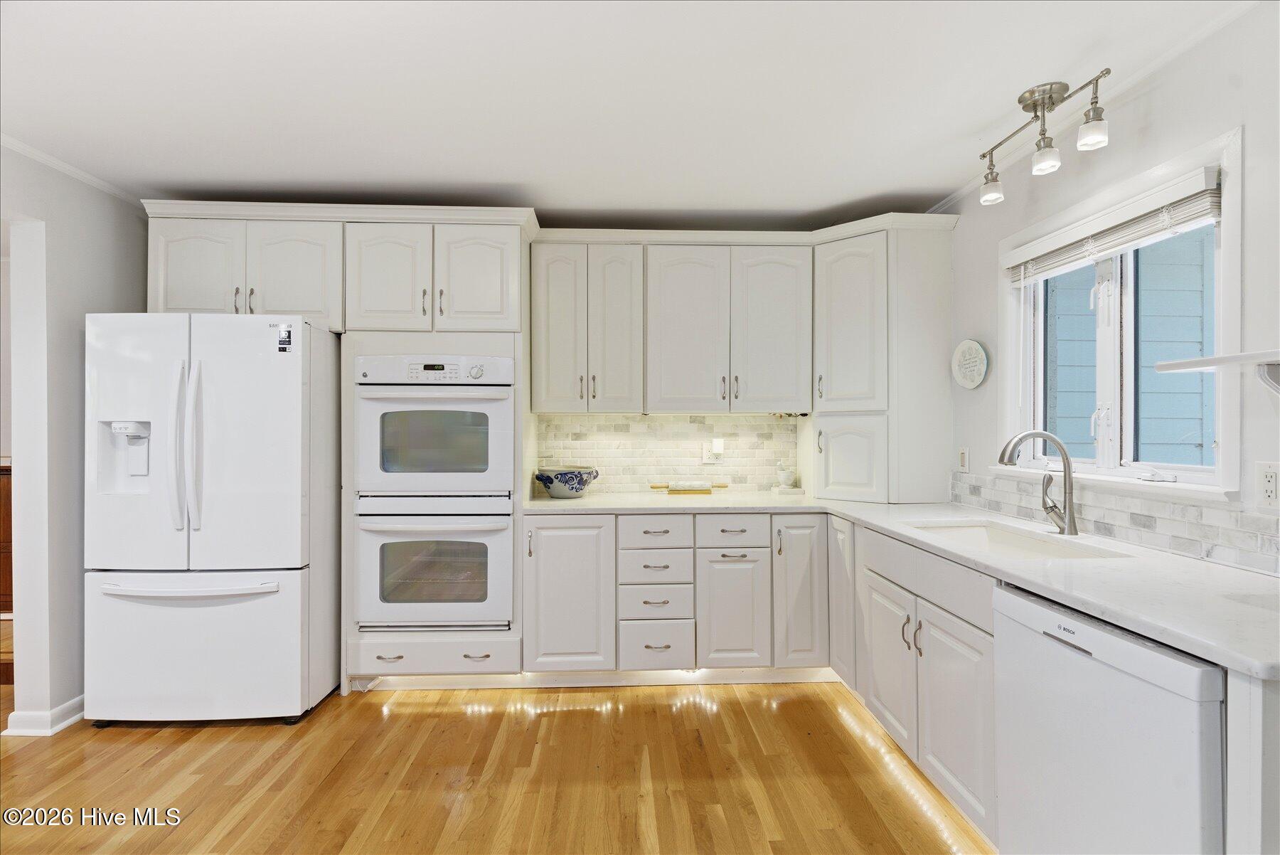 305 River Drive Property Photo 17