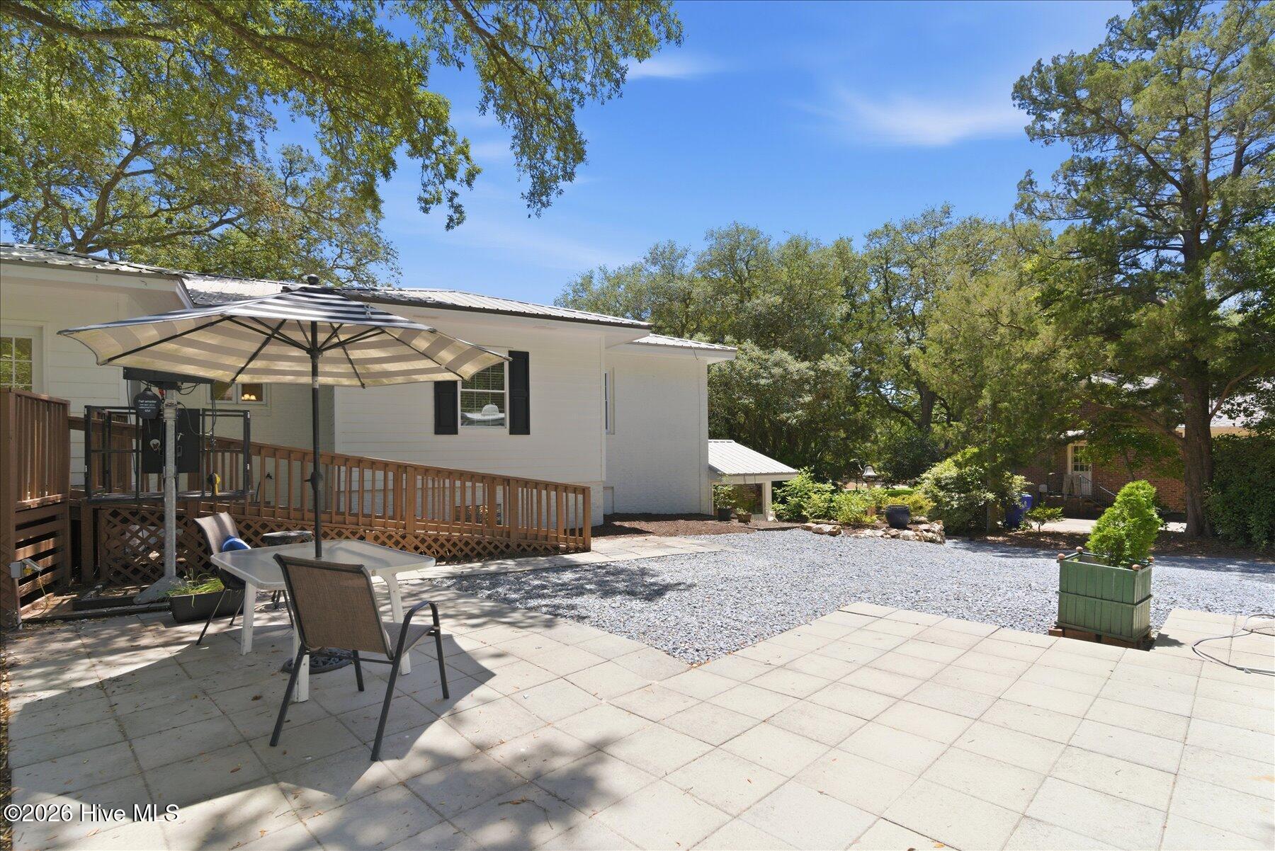 305 River Drive Property Photo 43