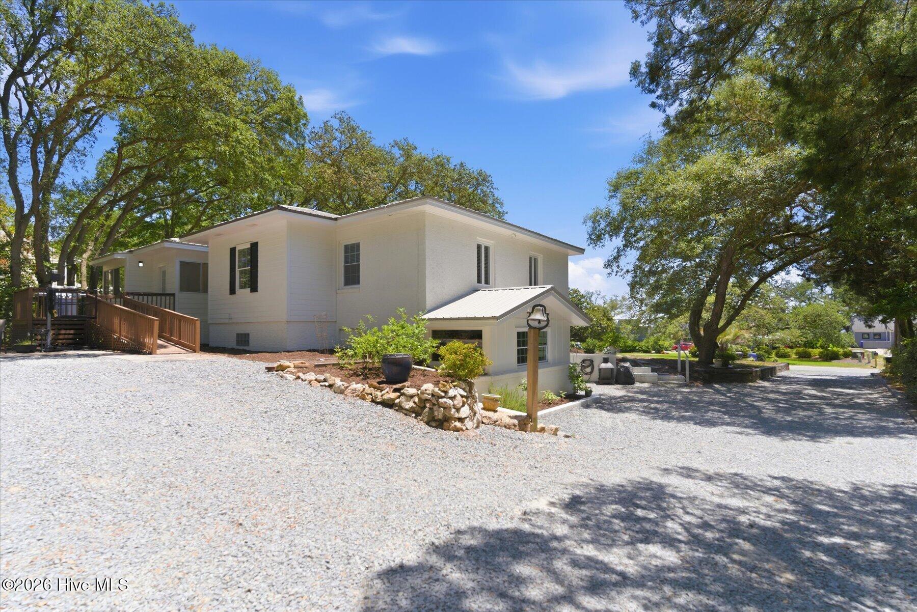 305 River Drive Property Photo 44