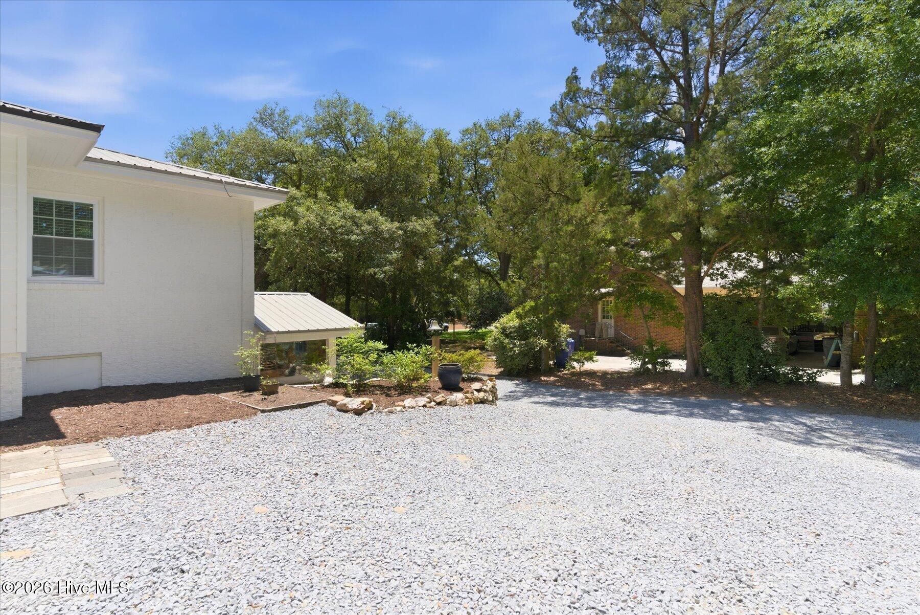 305 River Drive Property Photo 49