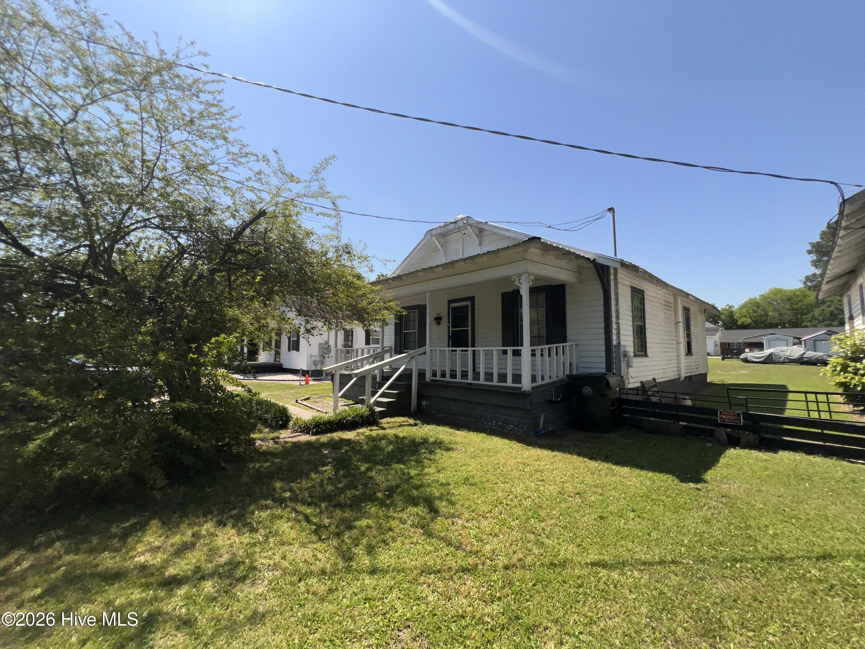 702 W Walnut Street Property Photo 3