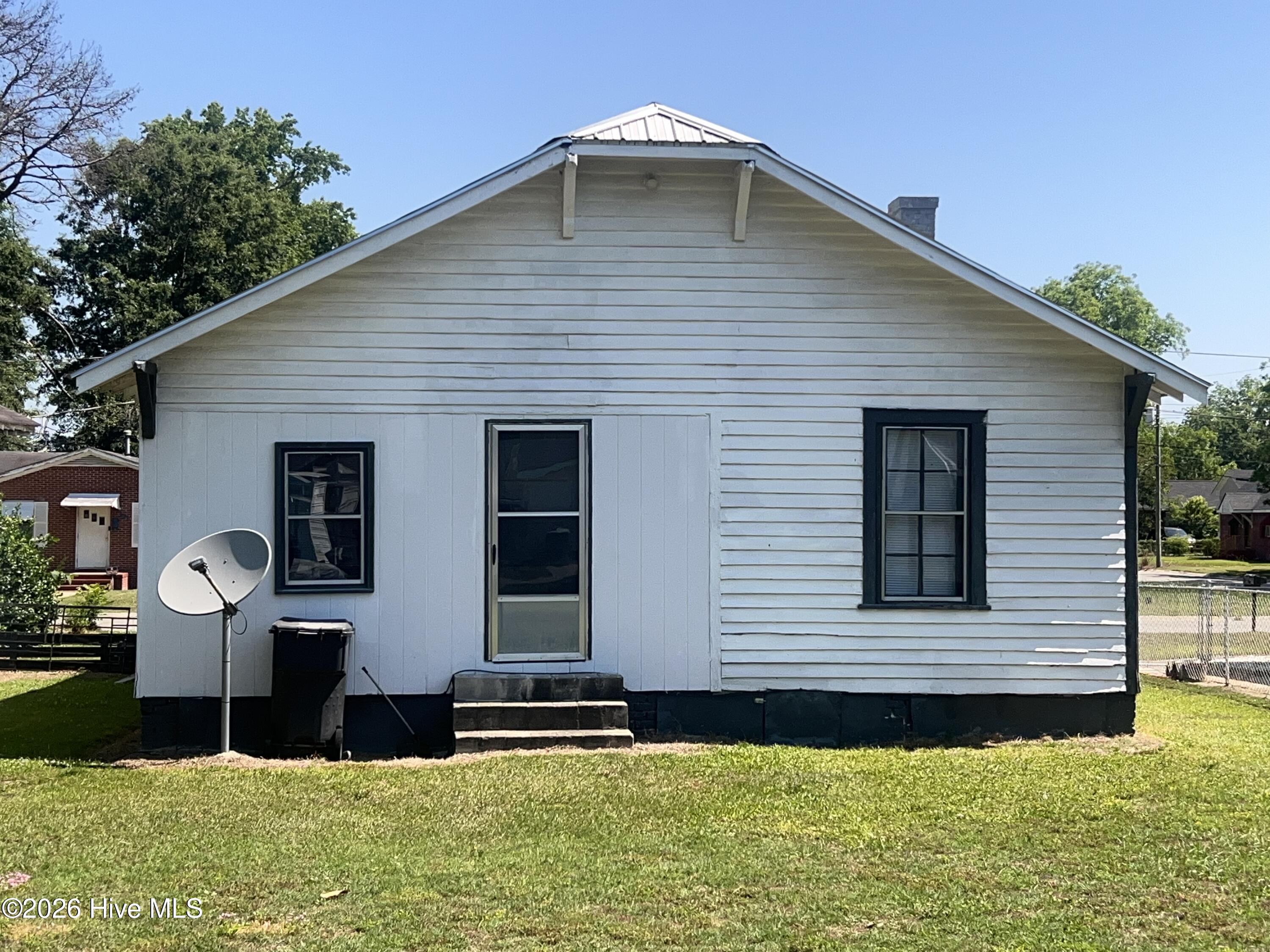 702 W Walnut Street Property Photo 4