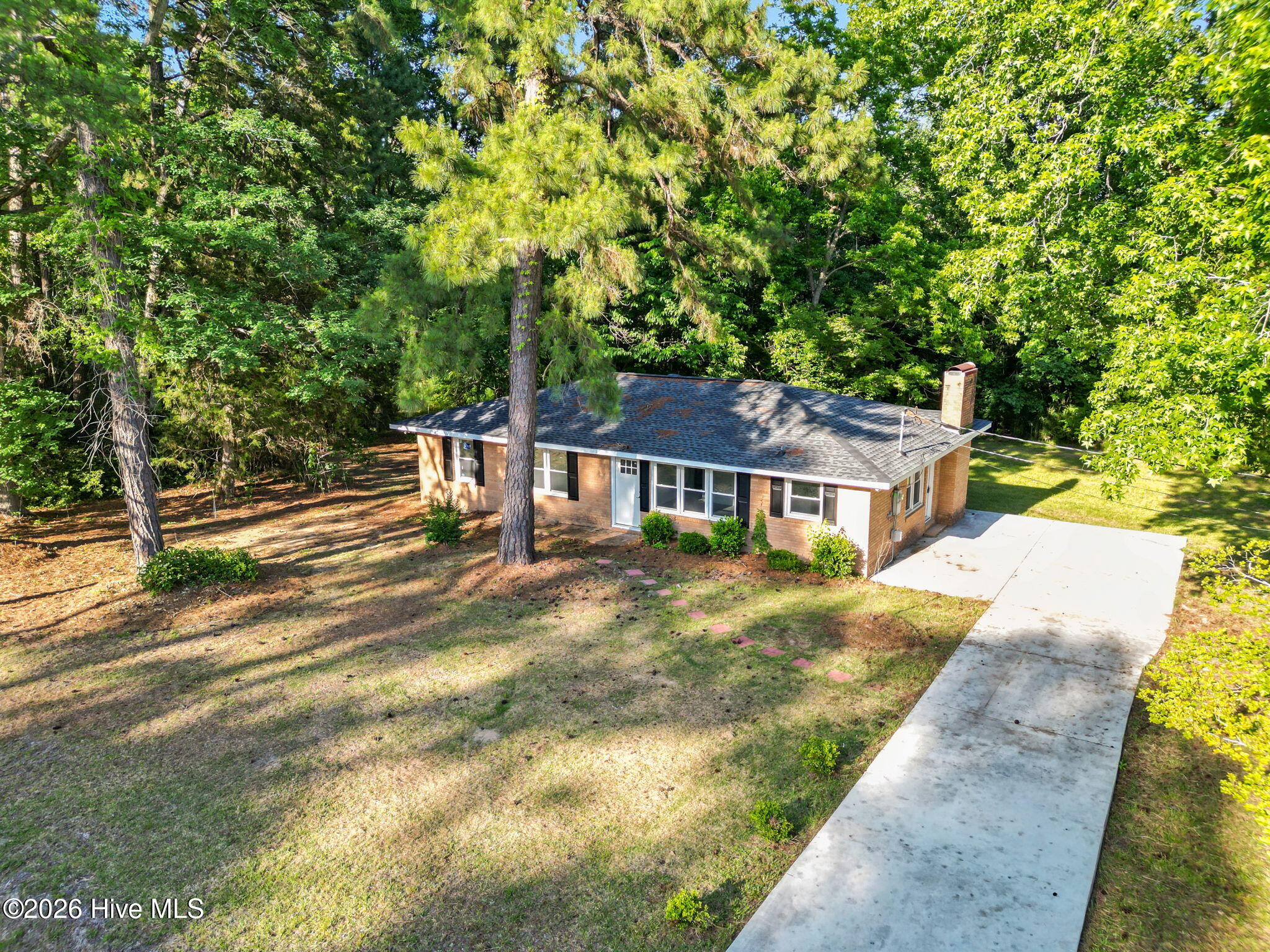 146 Forest Drive W Property Photo 2