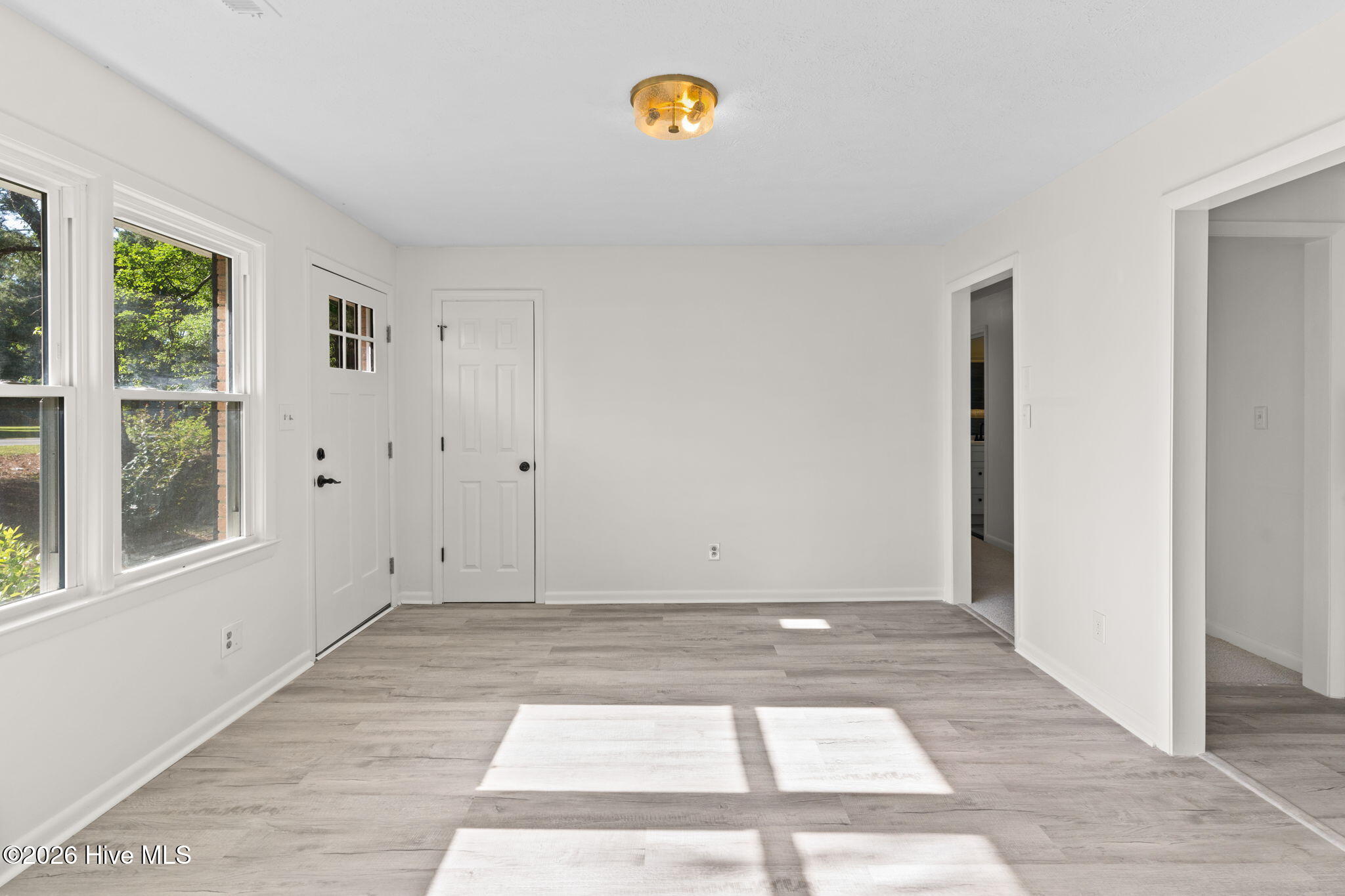 146 Forest Drive W Property Photo 4