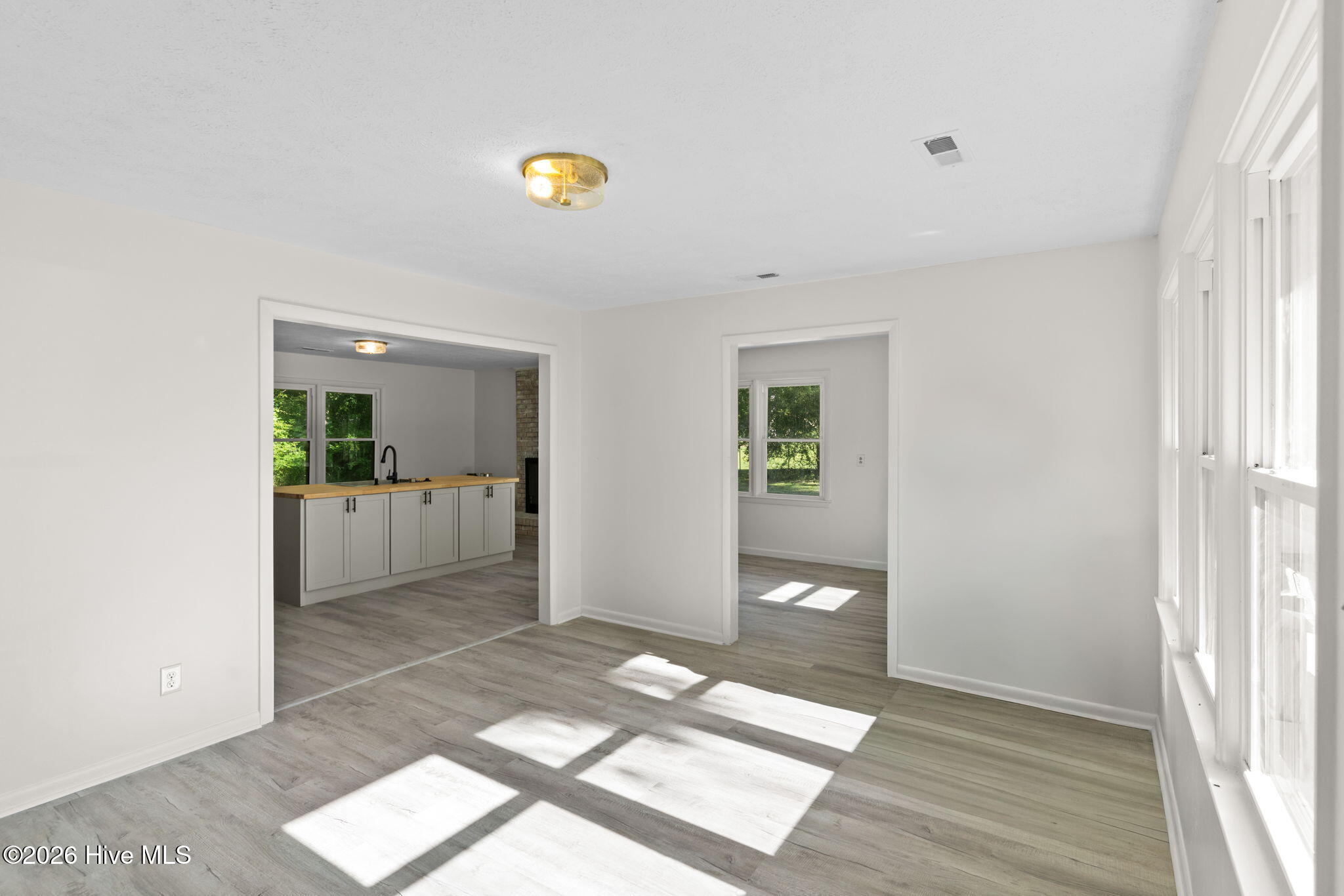 146 Forest Drive W Property Photo 5